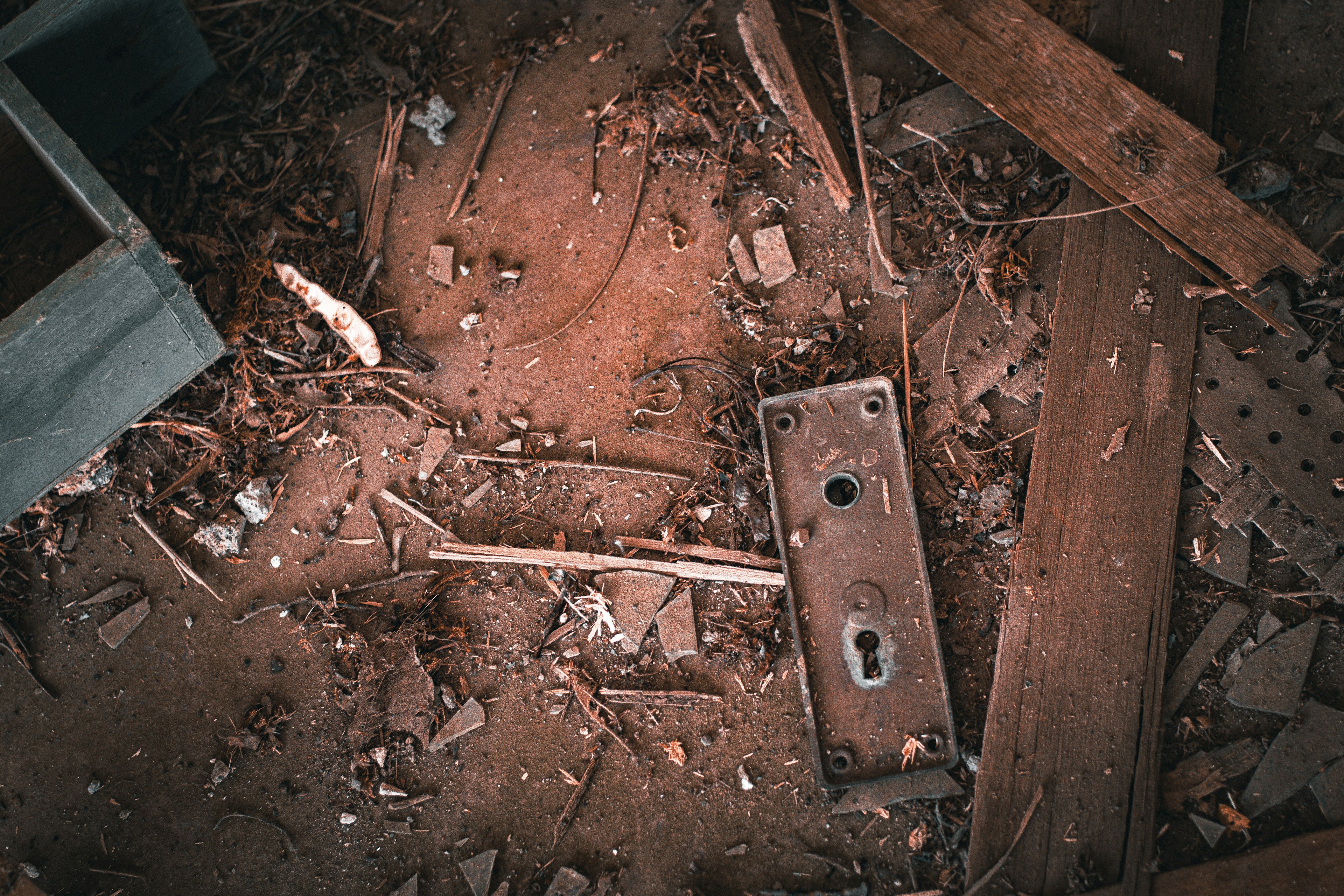 Ancien plaque métallique et débris de bois dans un espace abandonné