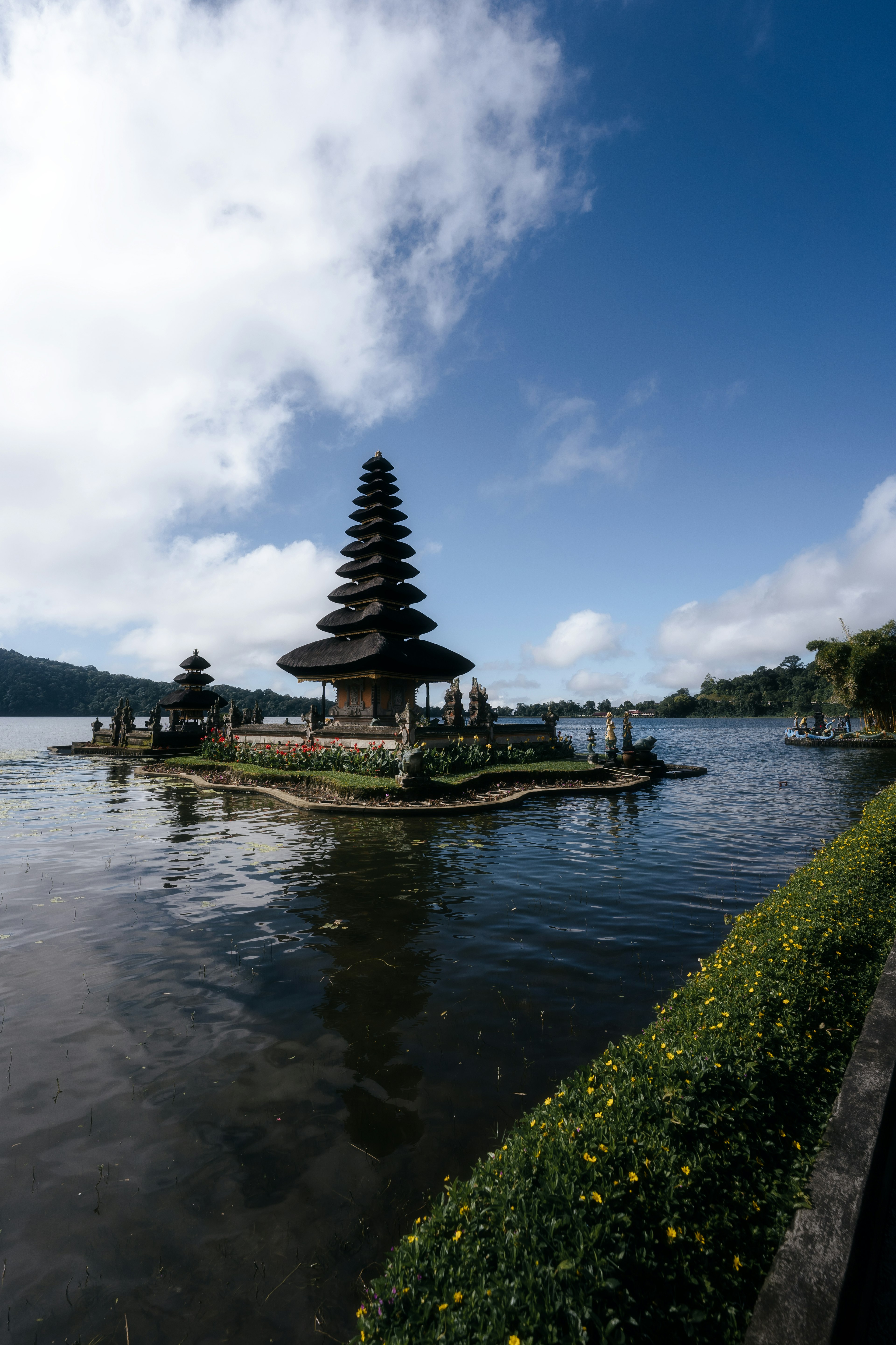 バリ島のウルンダヌ・ブラタン寺院の美しい風景