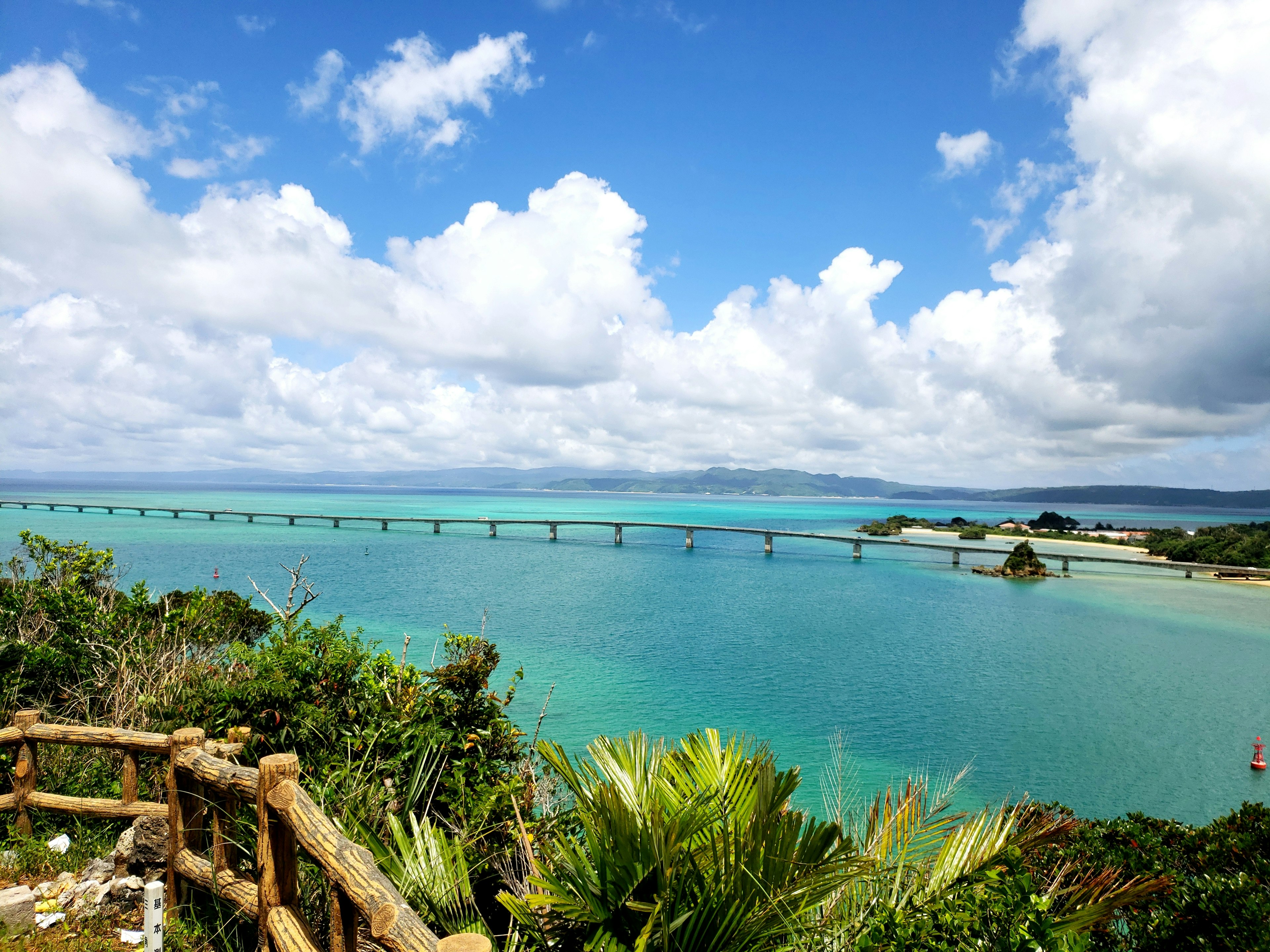 Wunderschöne Landschaft mit blauem Meer und einer Brücke