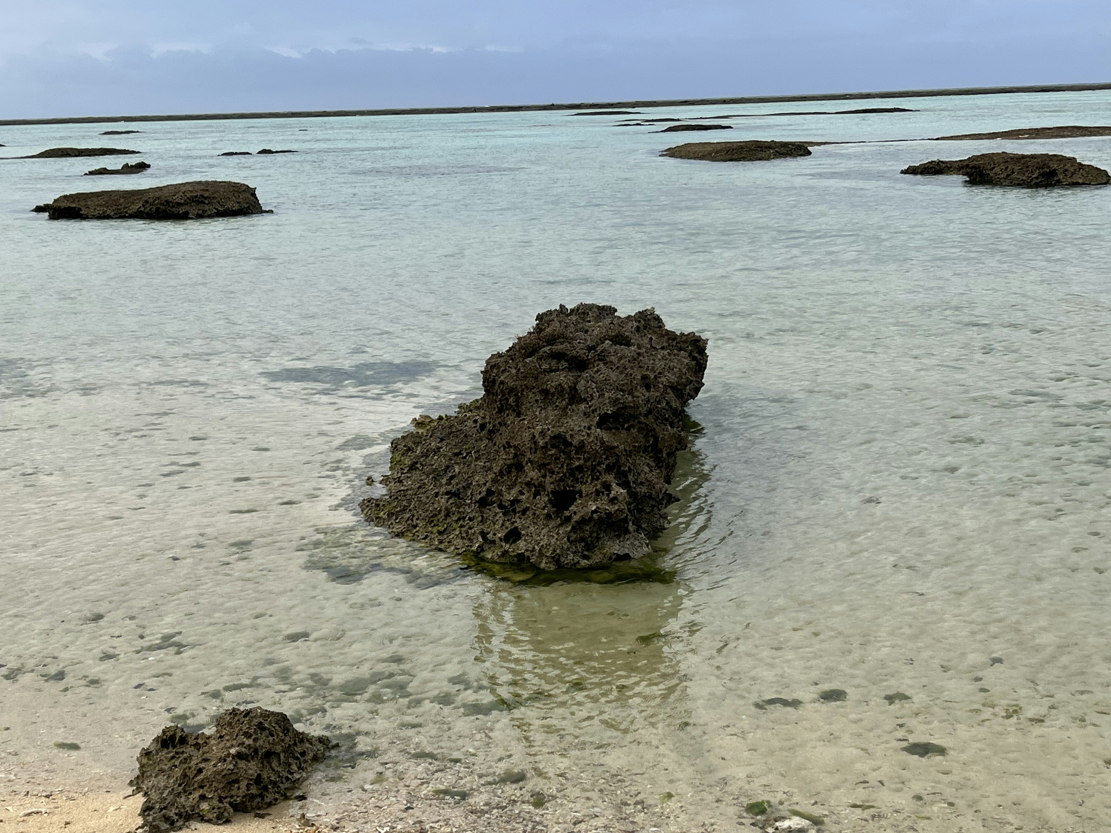 浅い海に浮かぶ岩の景色