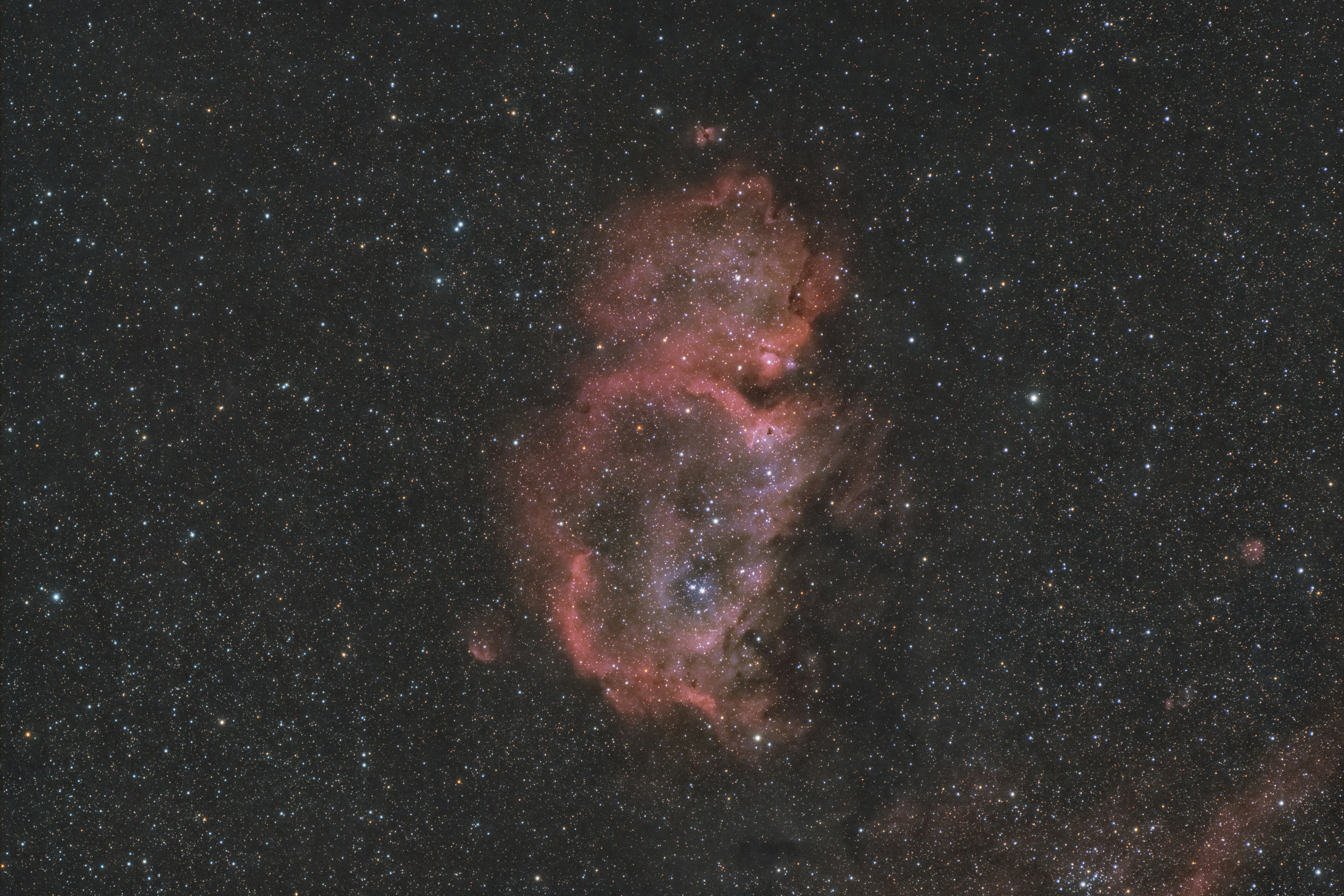 星空に浮かぶ美しい星雲の画像