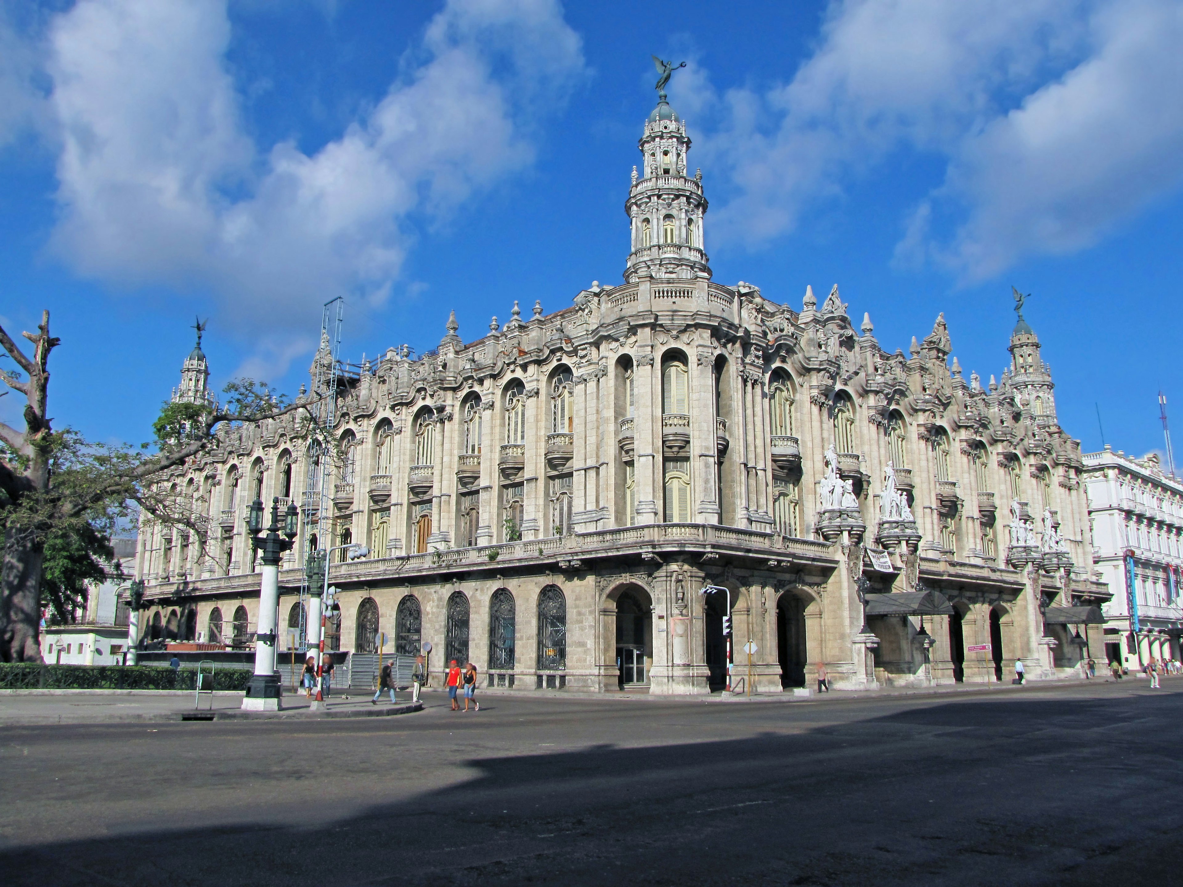 Bâtiment historique à La Havane sous un ciel bleu clair