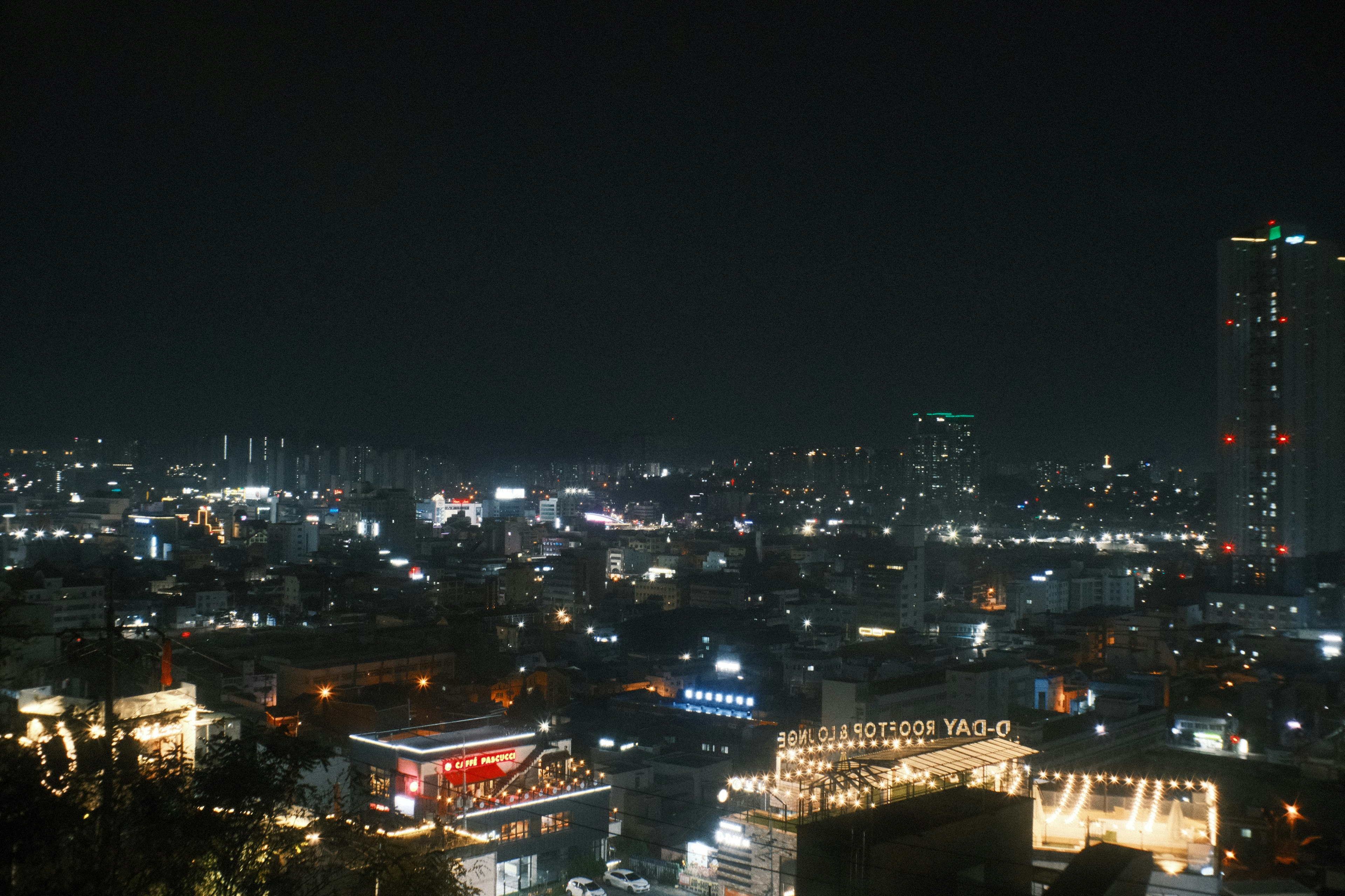 夜景の都市風景 明るいネオンサインとビルが見える