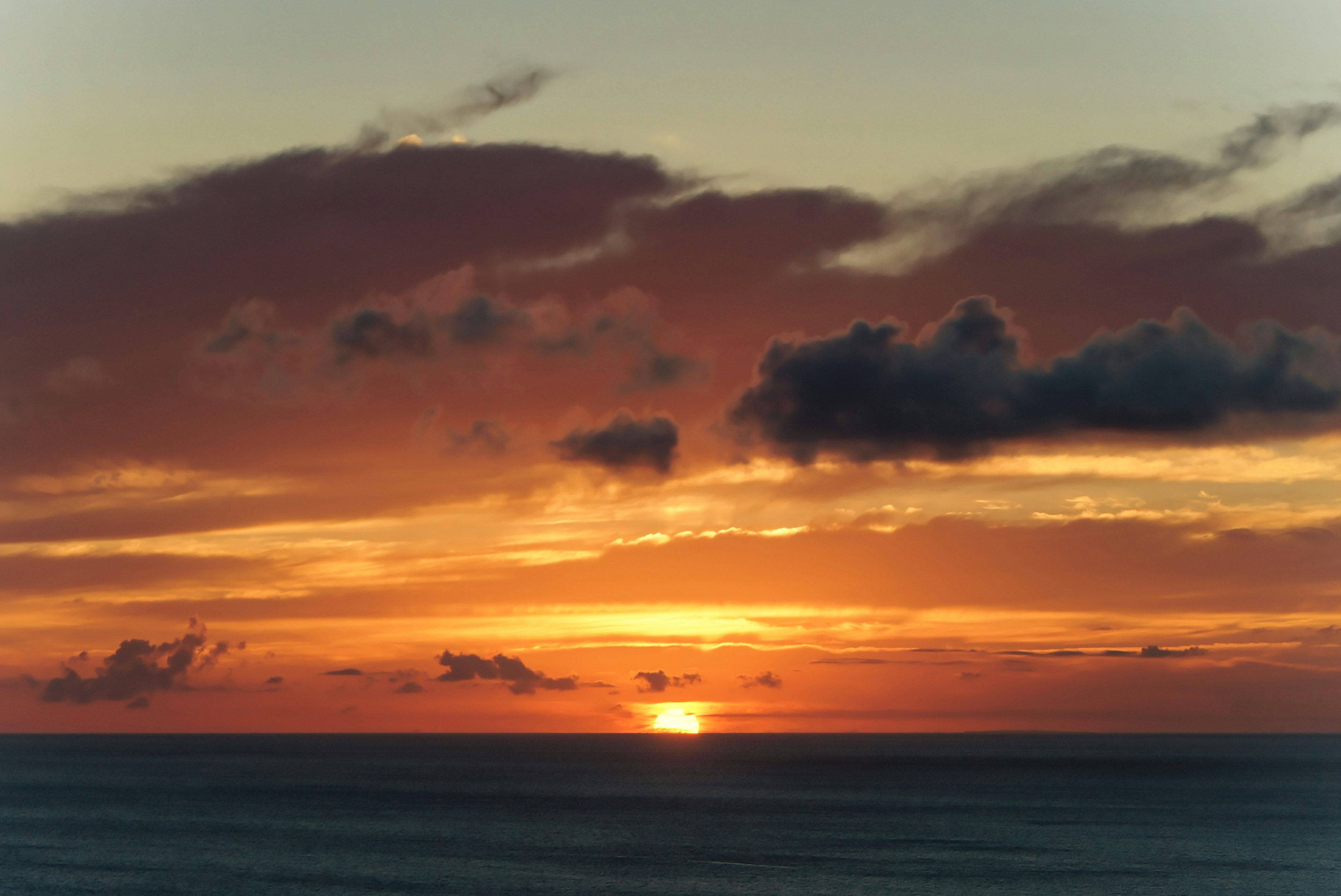 Bellissimo tramonto sull'oceano con nuvole