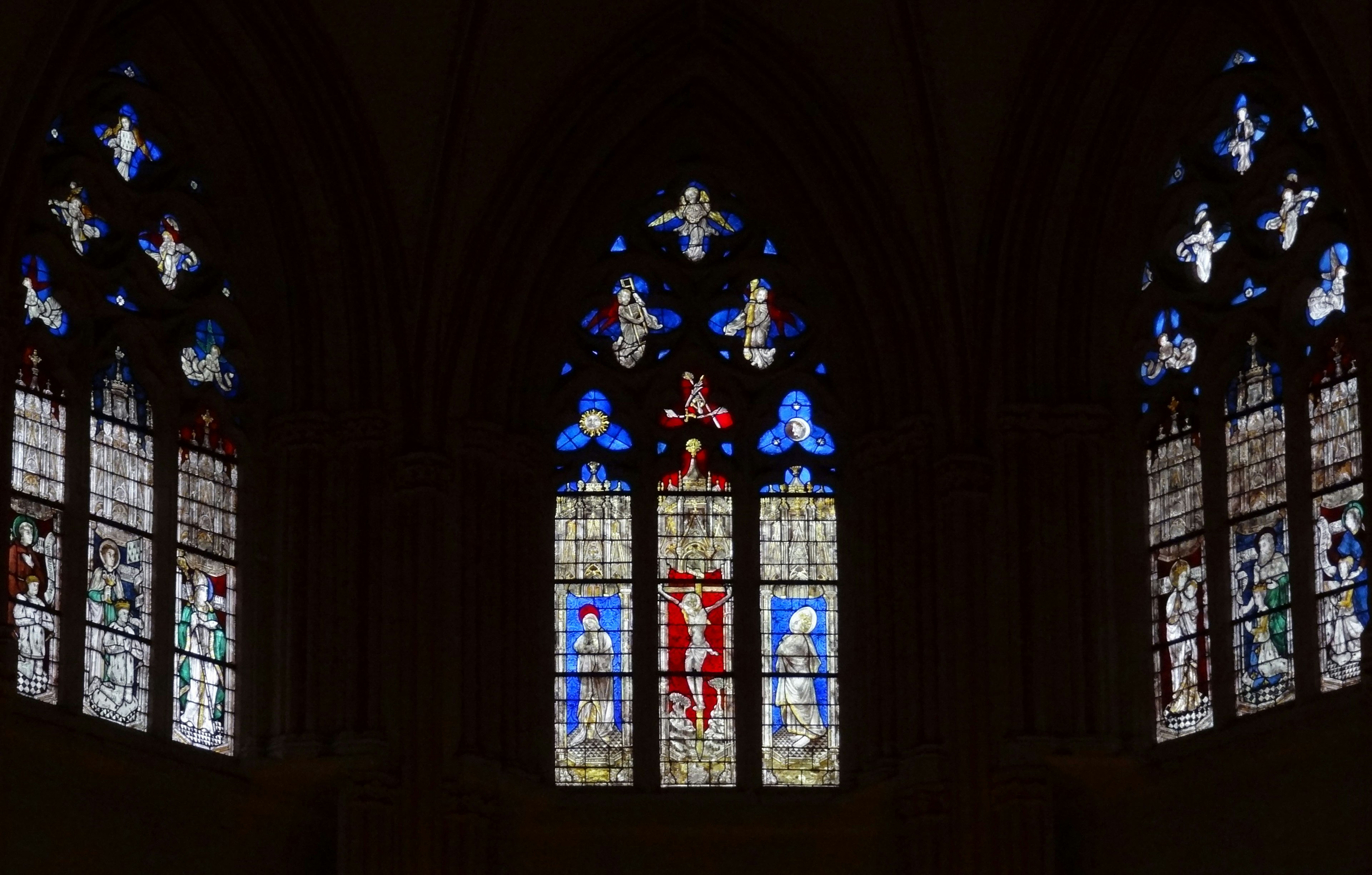 Innenansicht einer Kirche mit schönen Glasfenstern