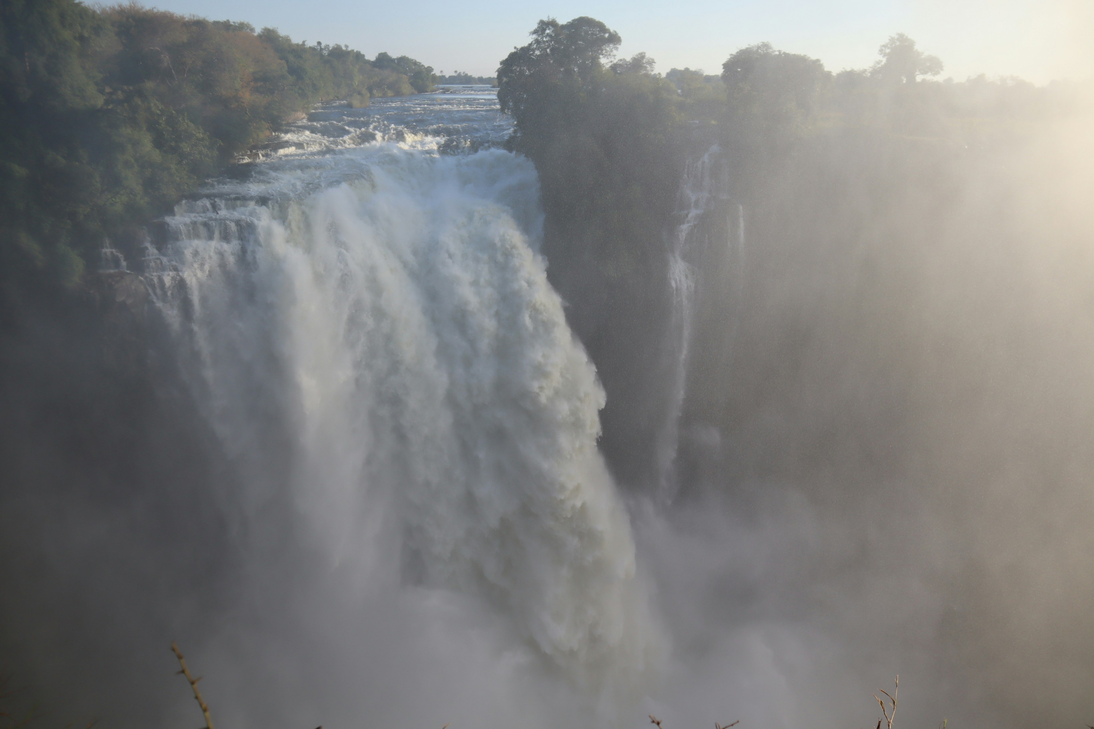 Majestätischer Wasserfall, der durch den Nebel stürzt