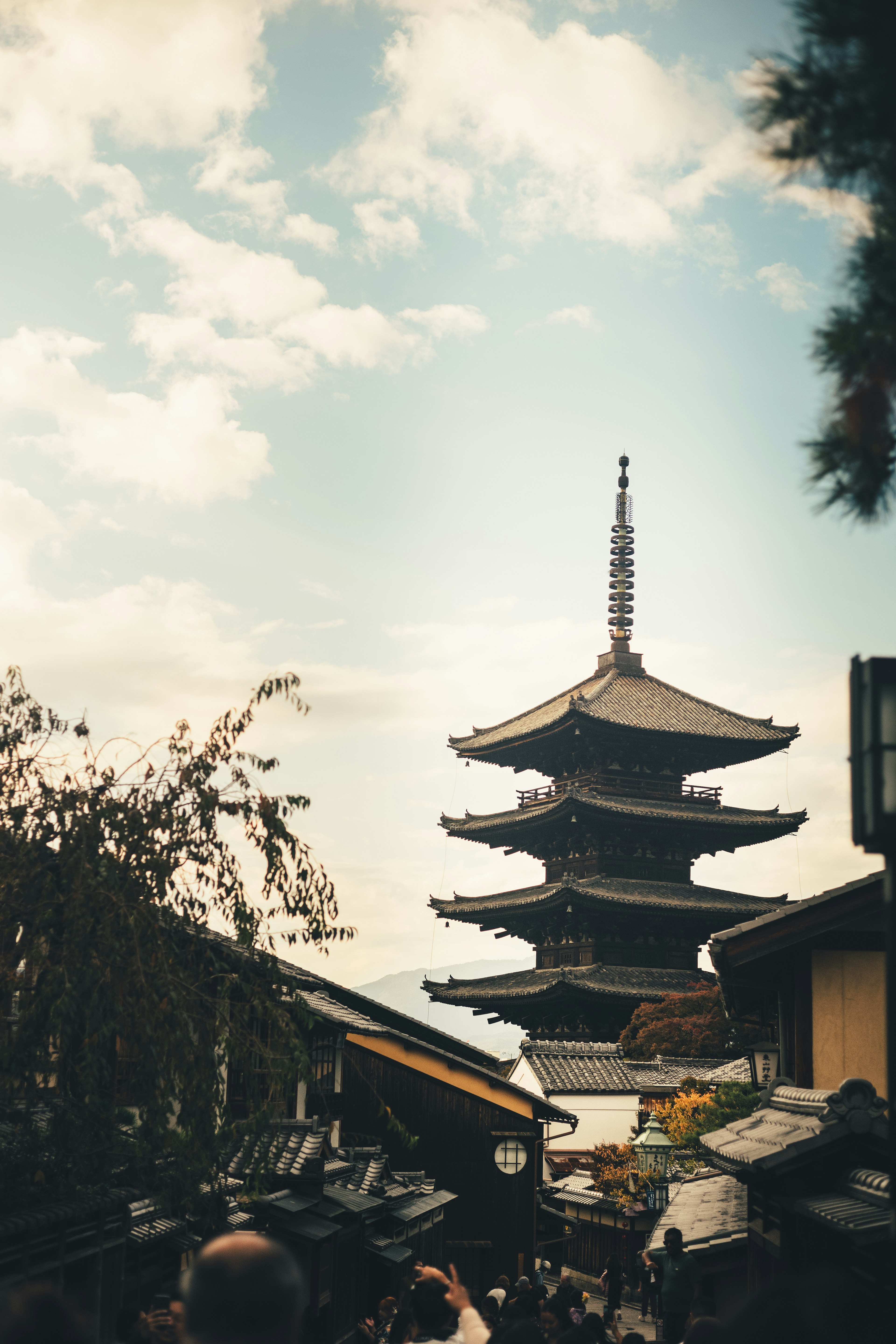 Vista panoramica di una pagoda a cinque piani sotto un cielo azzurro