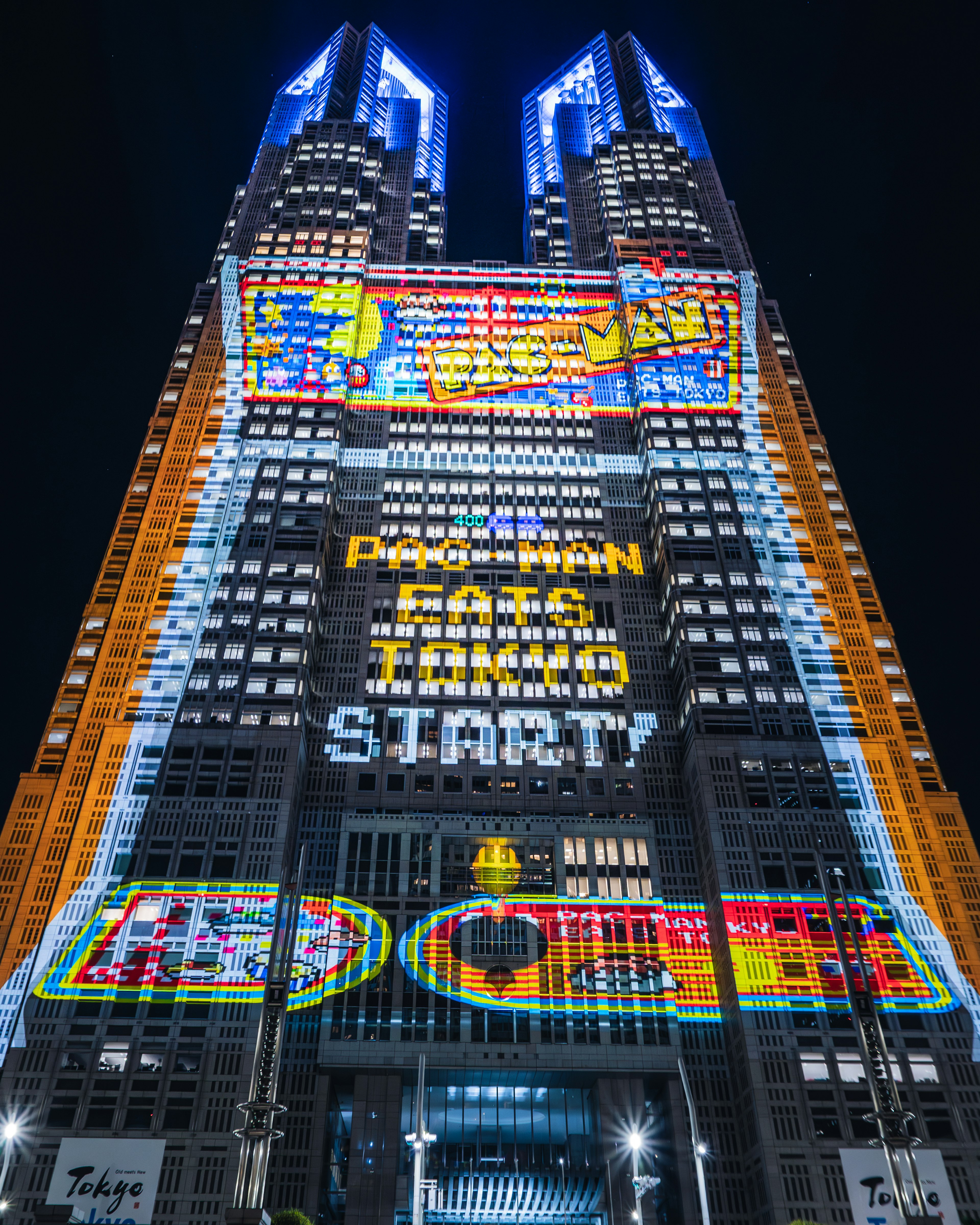 Proiezione luminosa colorata su un grattacielo a Shinjuku