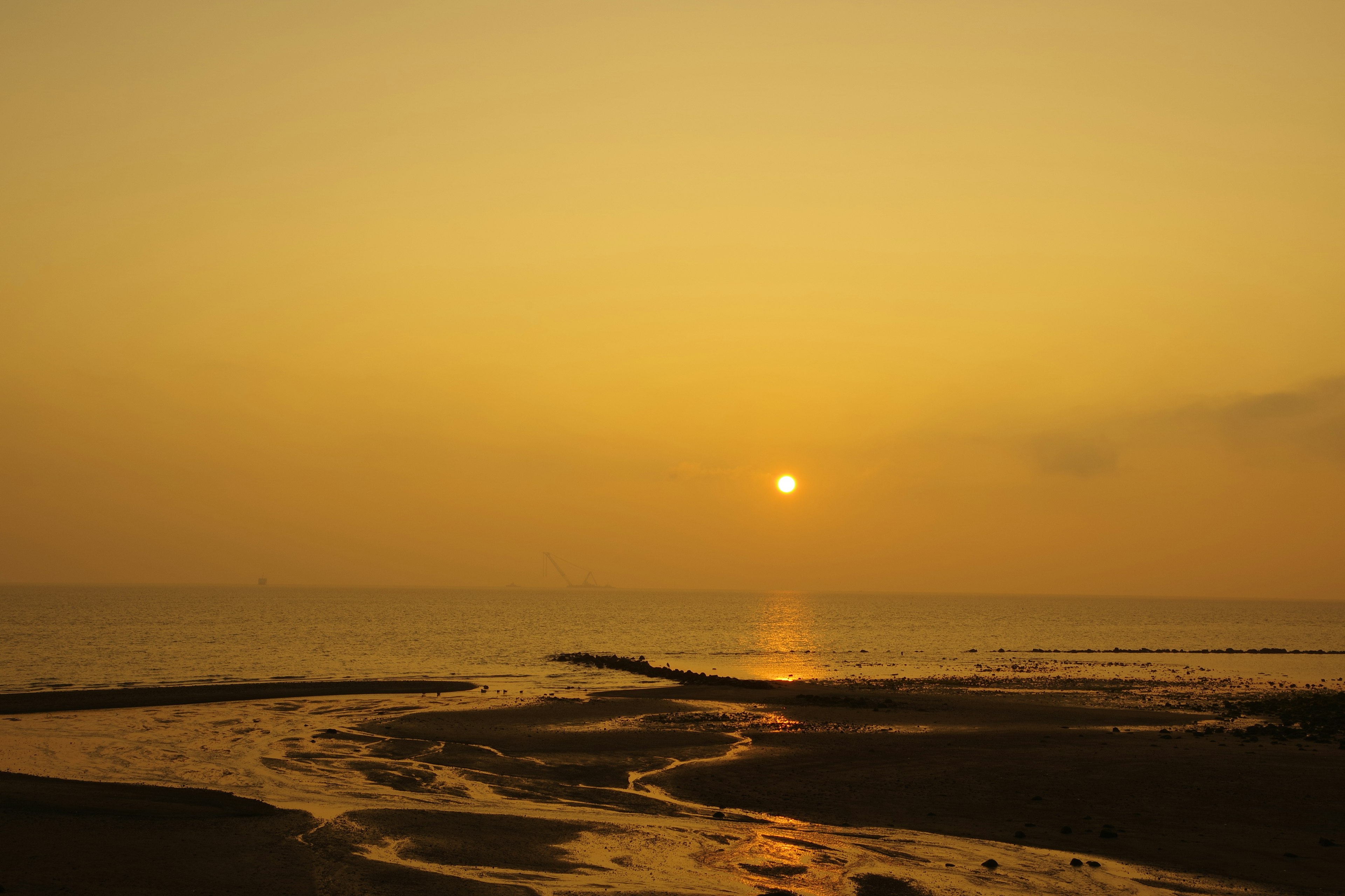 Bellissimo paesaggio del sole che tramonta sul mare