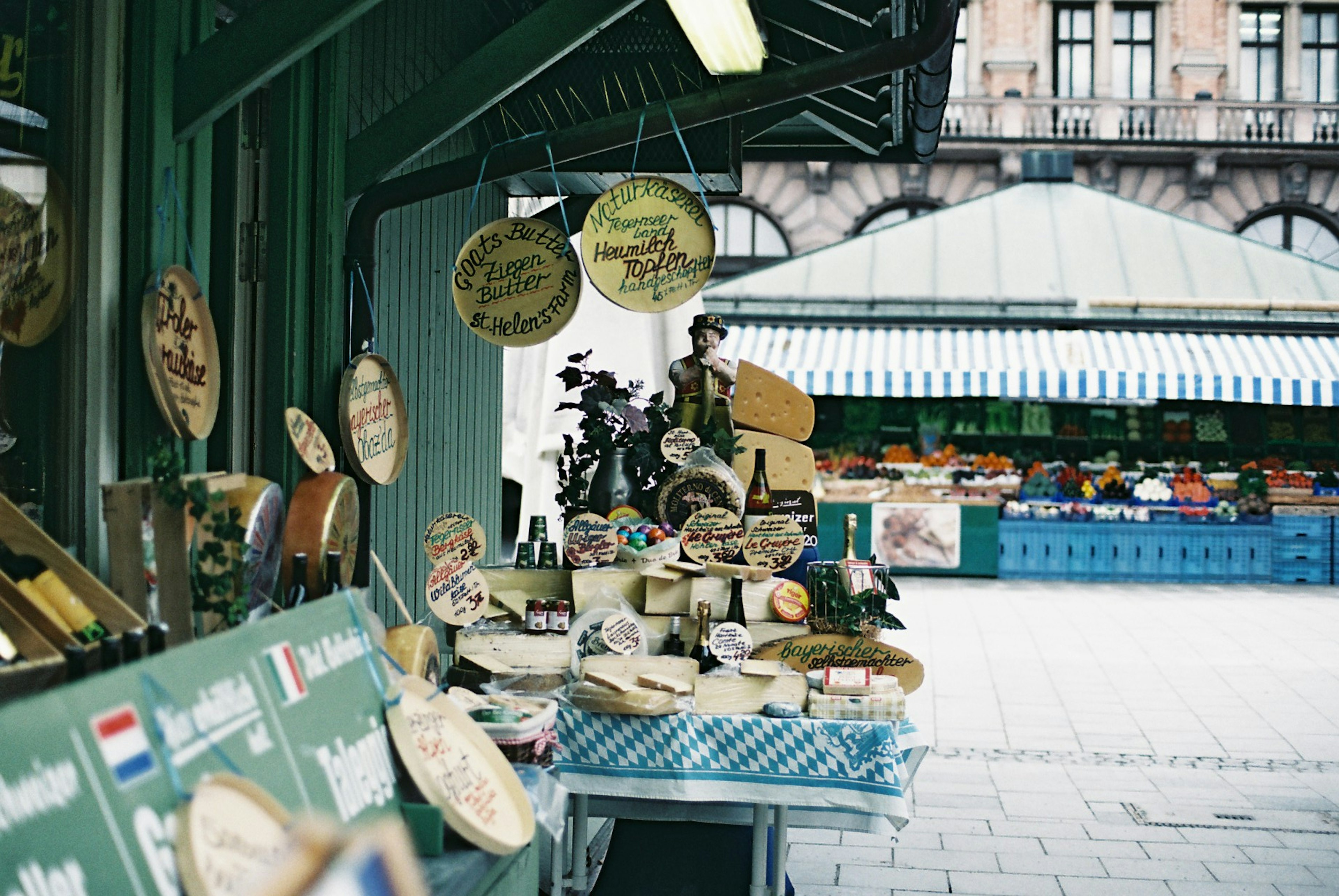 Esposizione di formaggi e alimenti in un chiosco del mercato