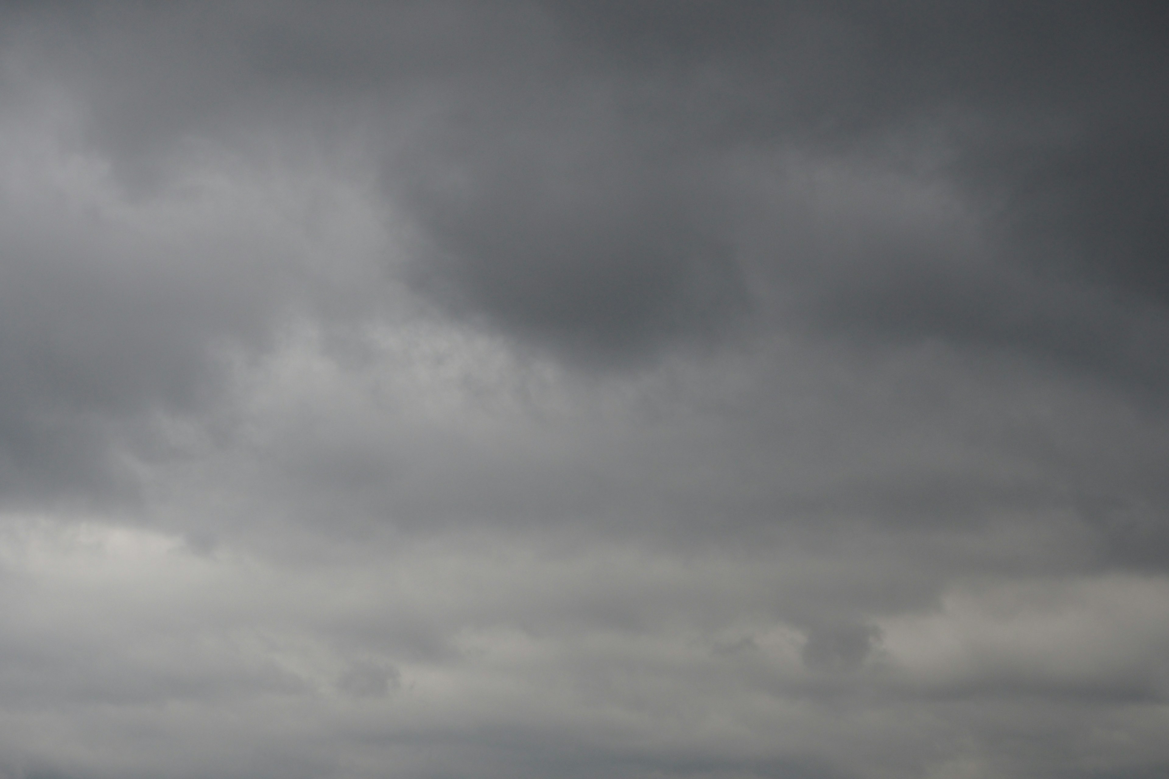 Ciel nuageux dramatique avec des nuages gris foncé