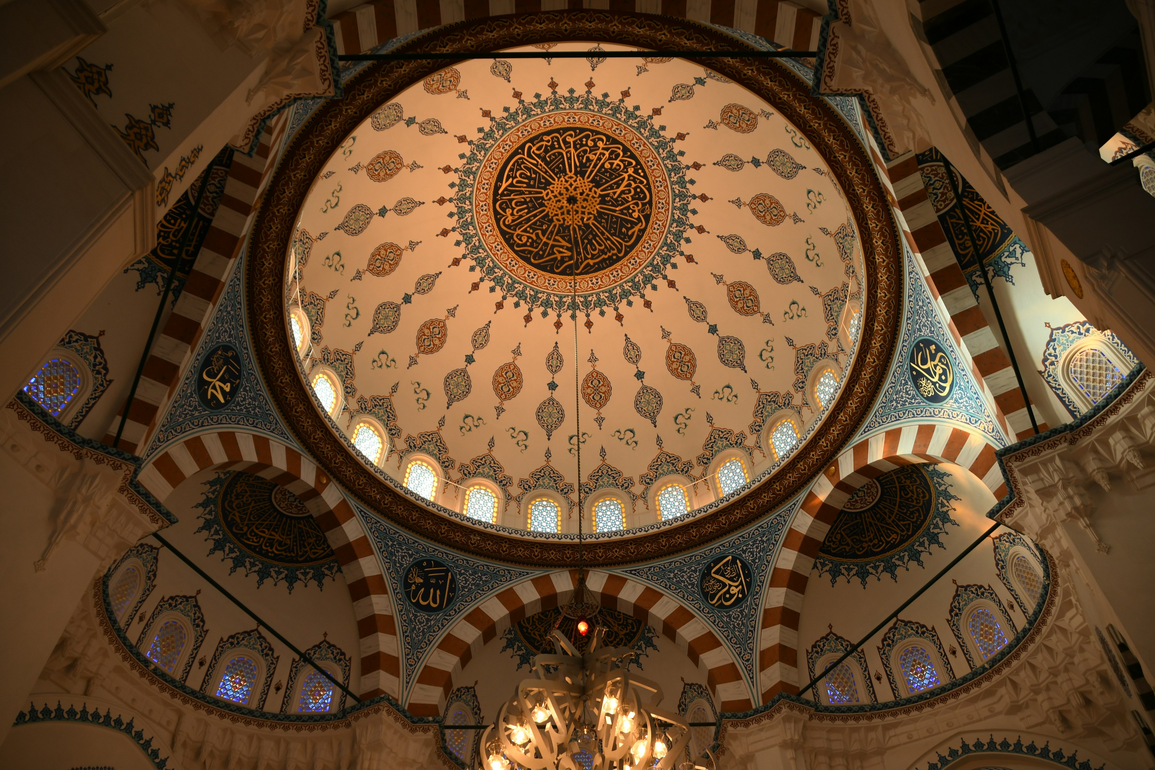 Dome decorativo di una bella moschea con motivi intricati