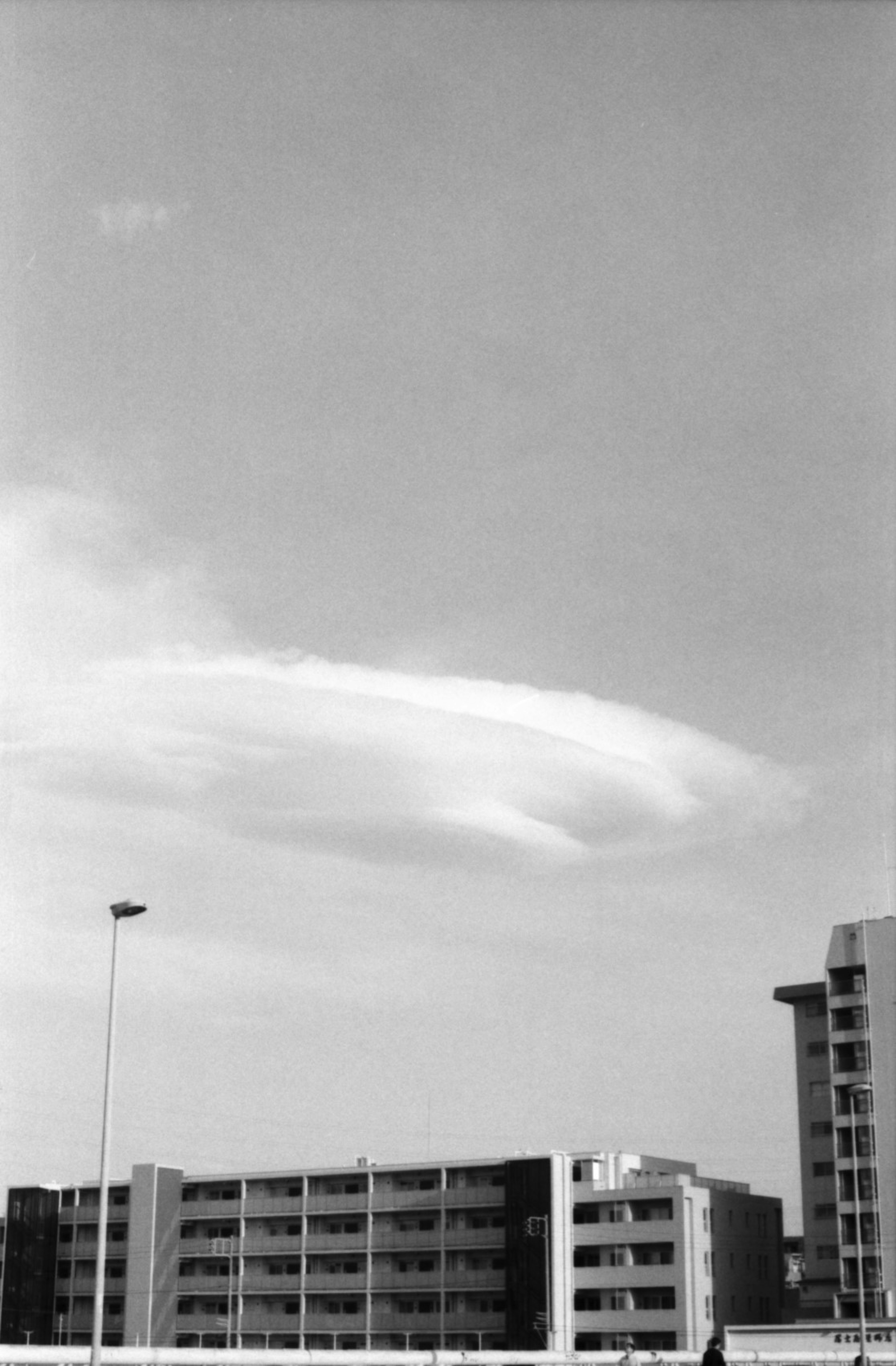 Ciel noir et blanc avec des nuages bas et des immeubles de grande hauteur