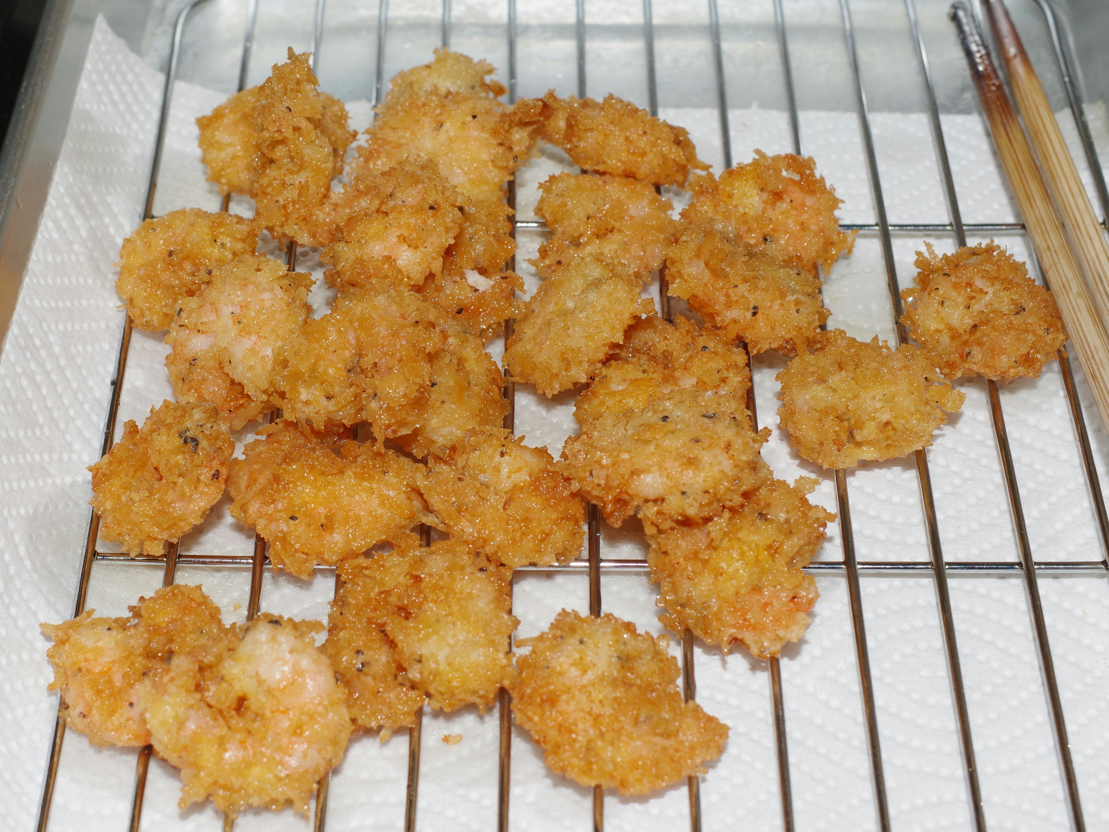 Knuspriges frittiertes Essen auf einem Abkühlgitter angeordnet