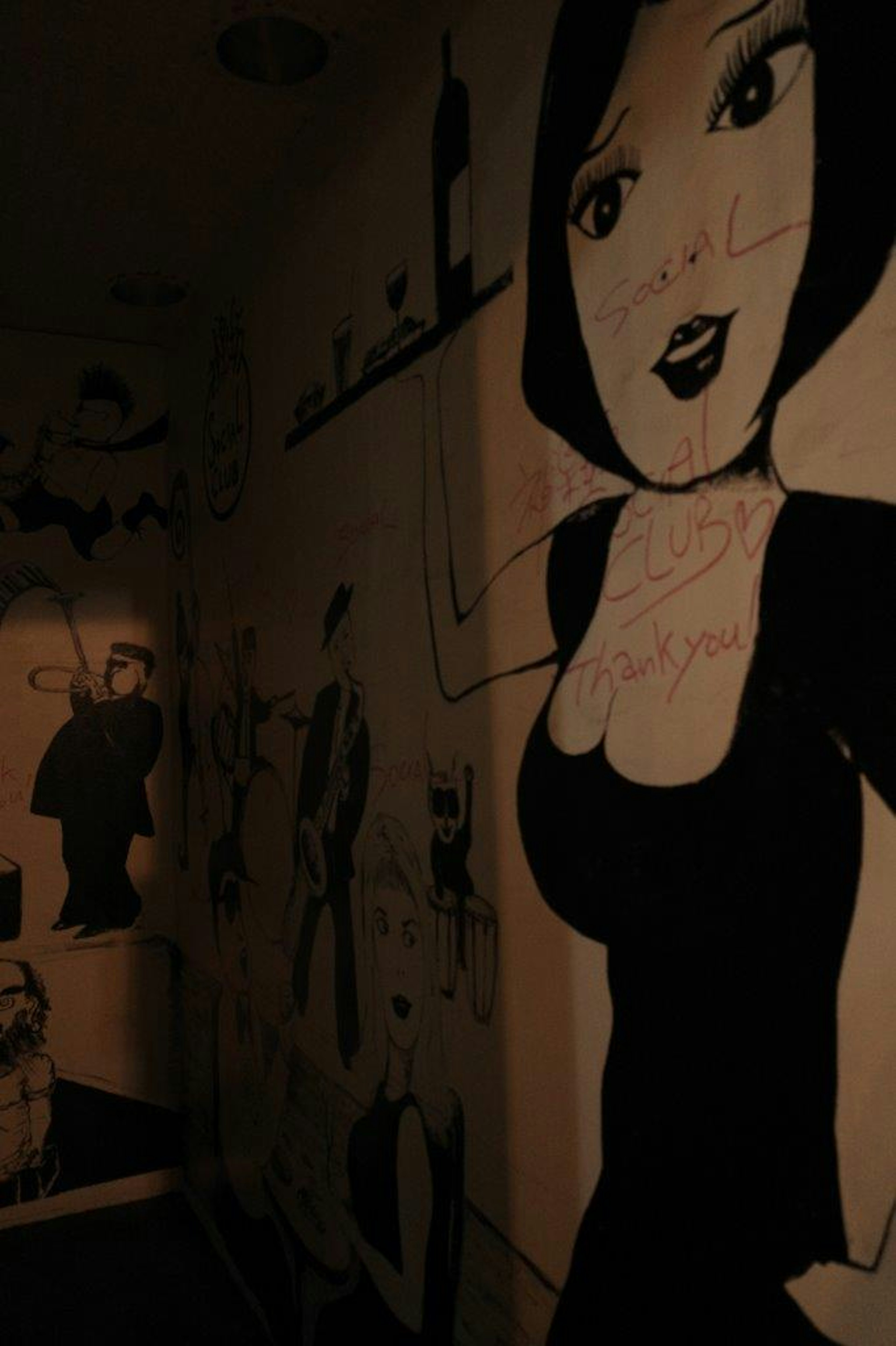 Ilustración de estilo de caricatura de una mujer en la pared con varios personajes en la obra de arte