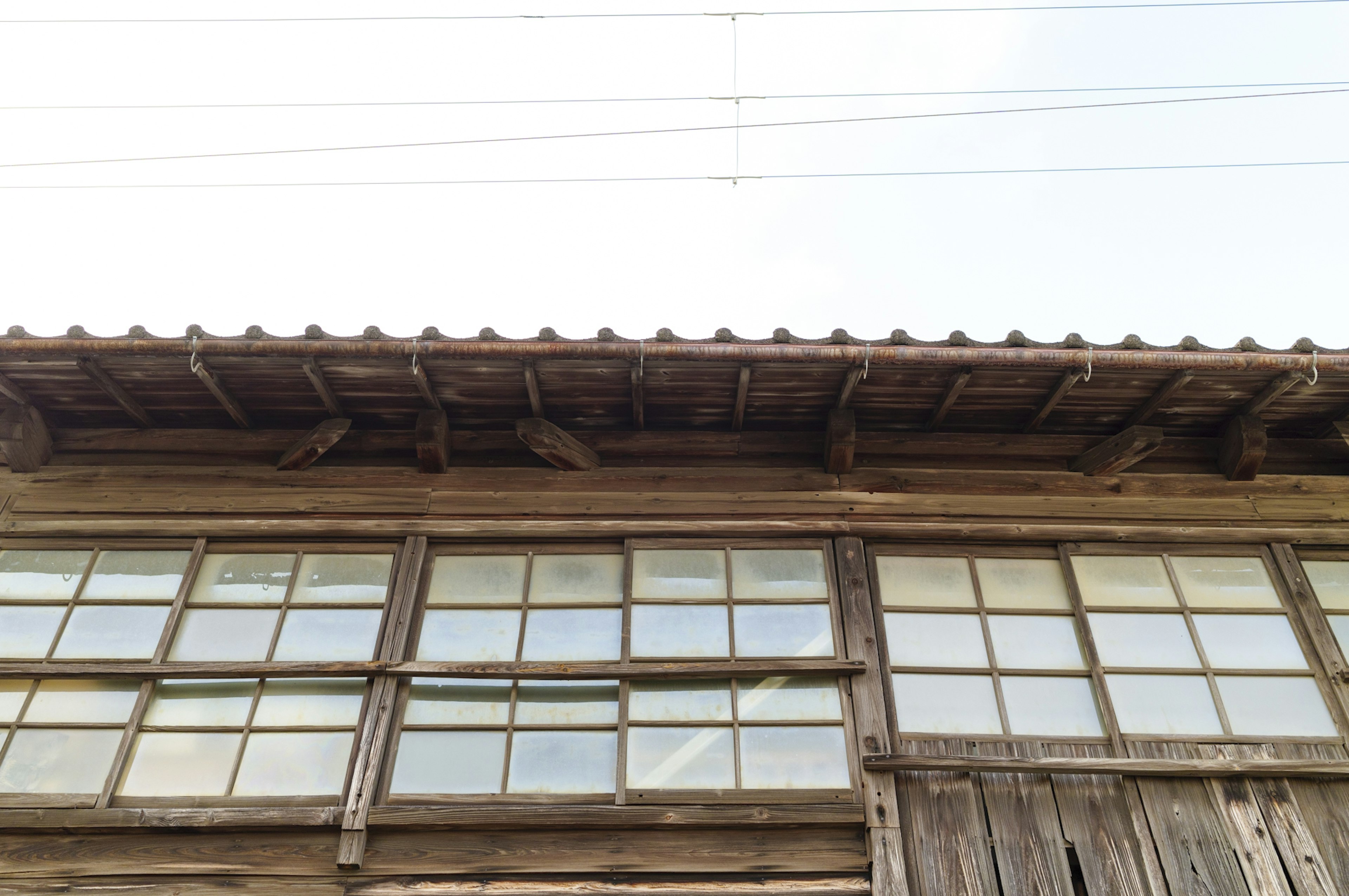 Ancien bâtiment en bois avec fenêtres et toit