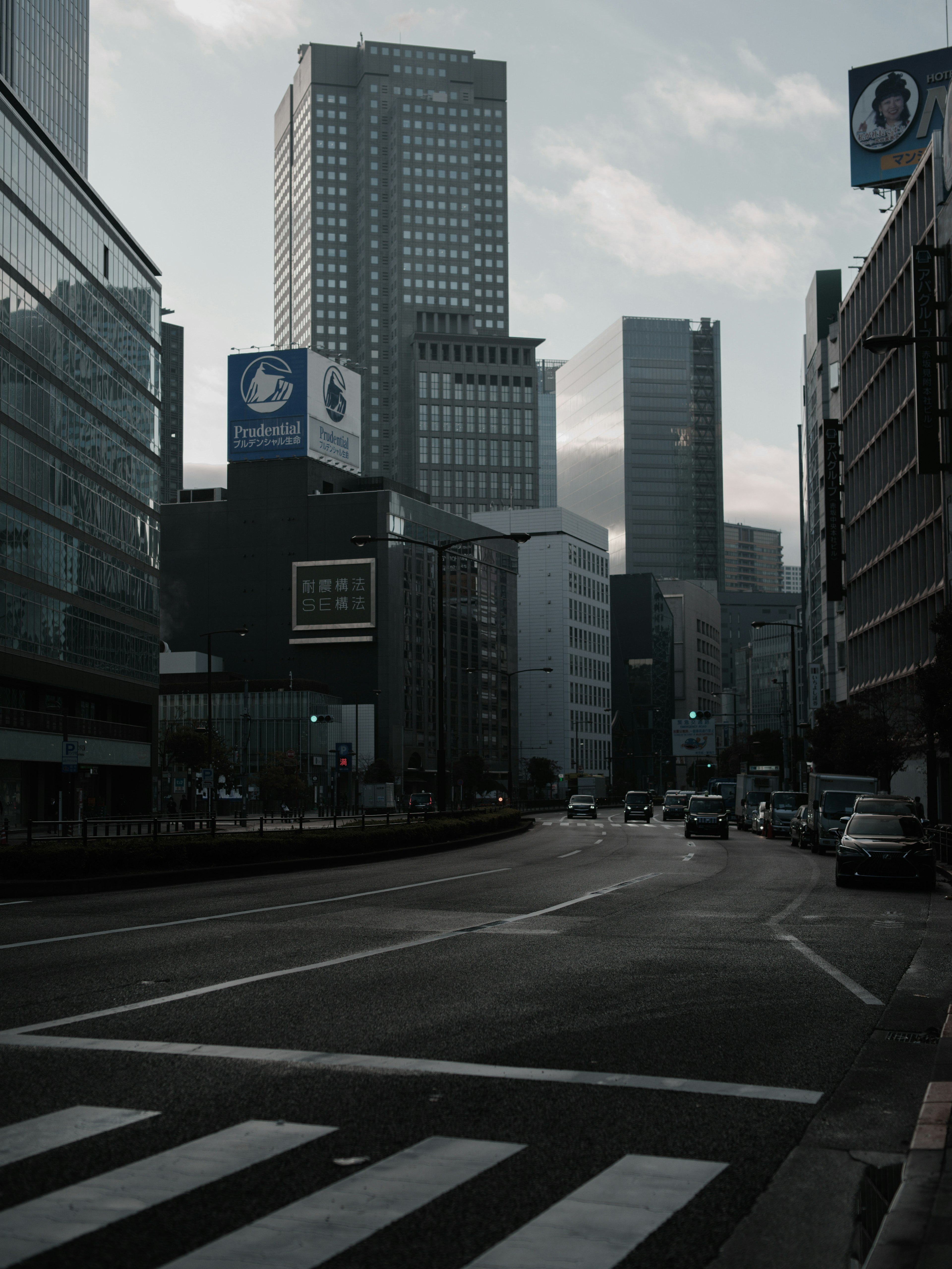 都市の高層ビルと交差点の風景