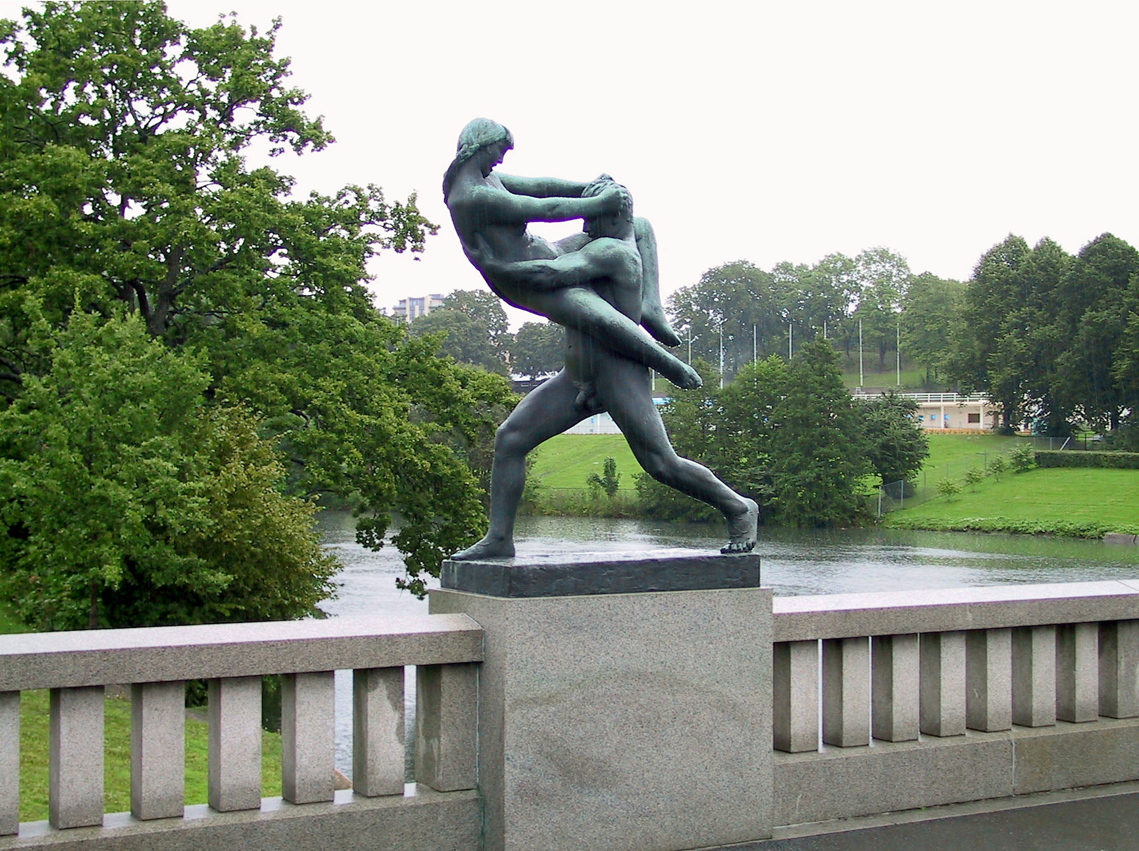 Bronzeskulptur, die zwei Figuren in einer Ringkampfpose darstellt