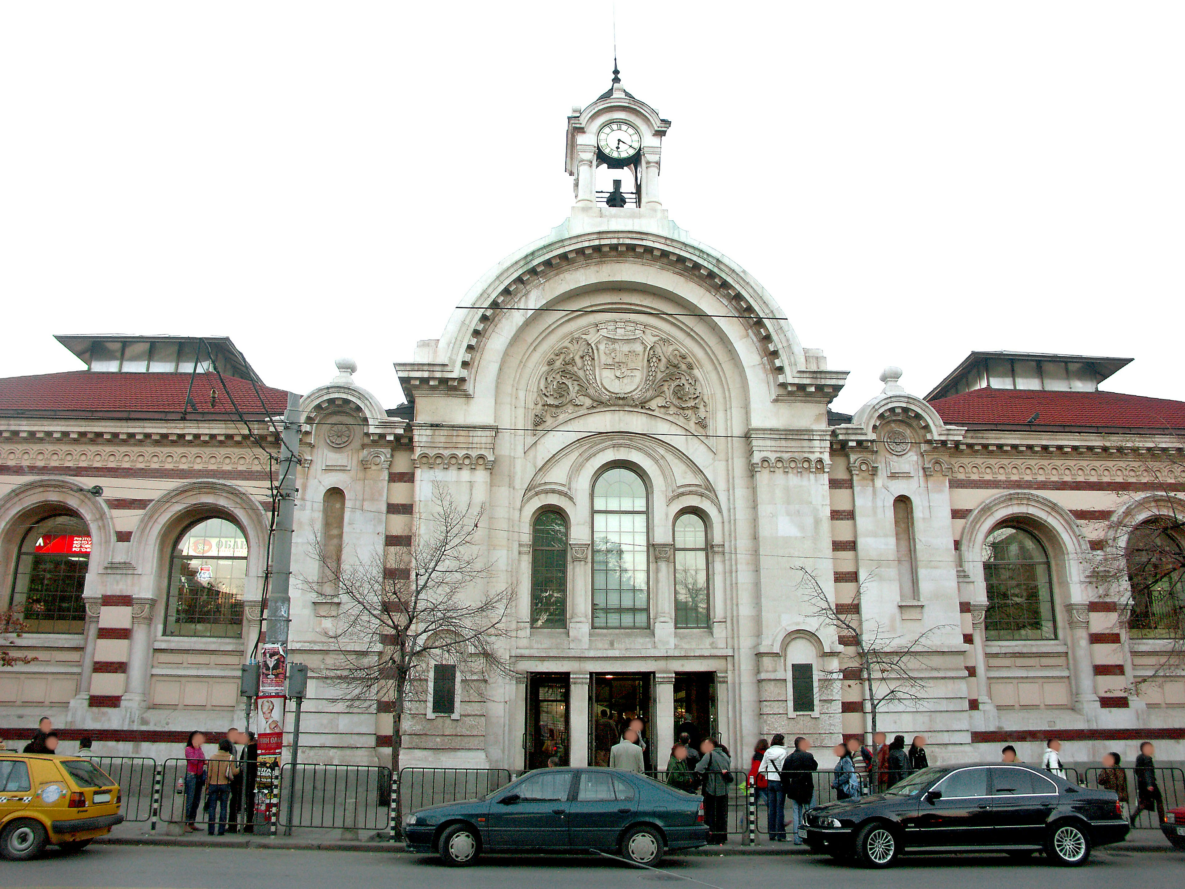 Edificio de mercado histórico con arquitectura ornamentada y torre del reloj