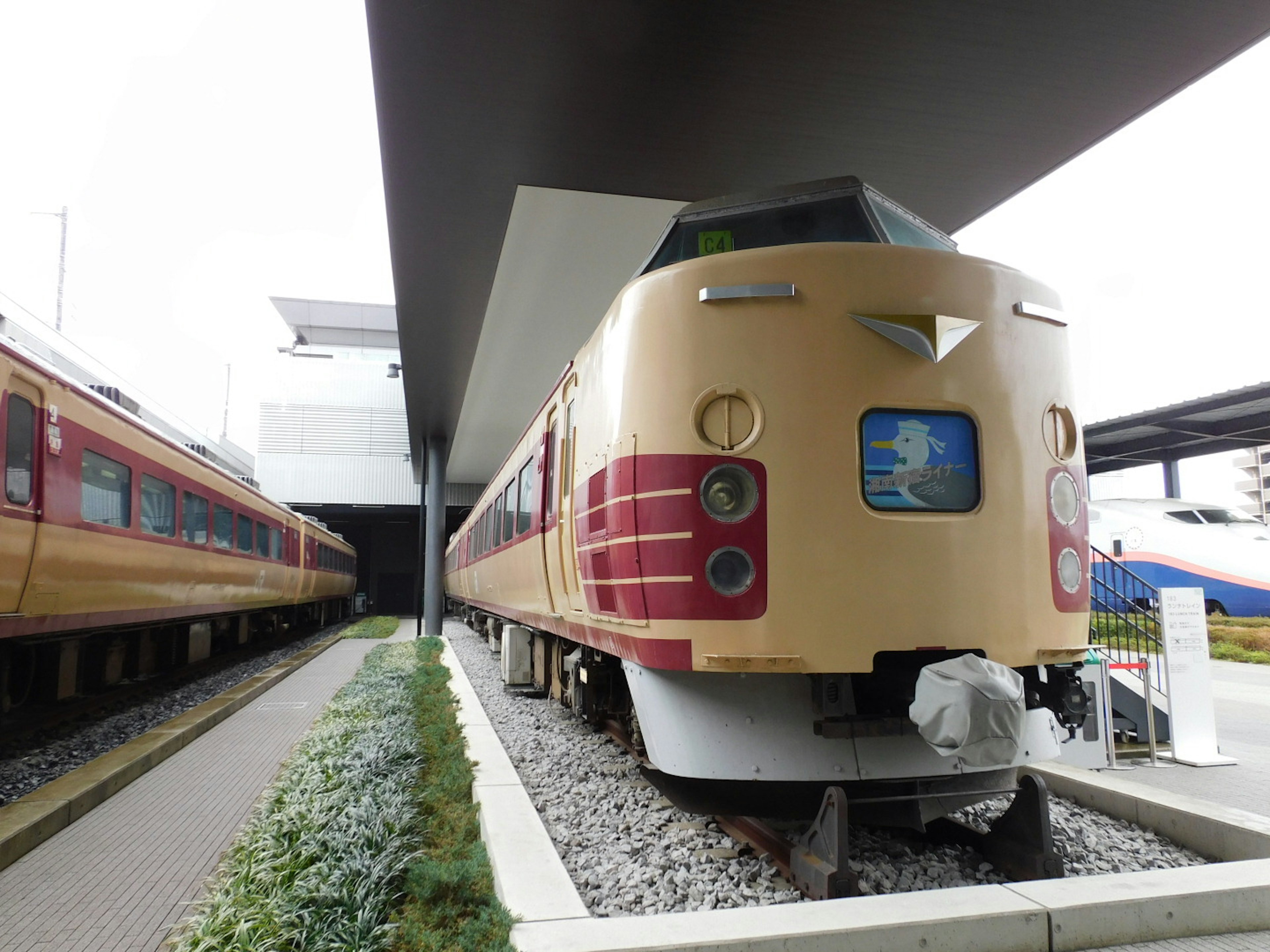 Un tren turístico con un diseño único en exhibición