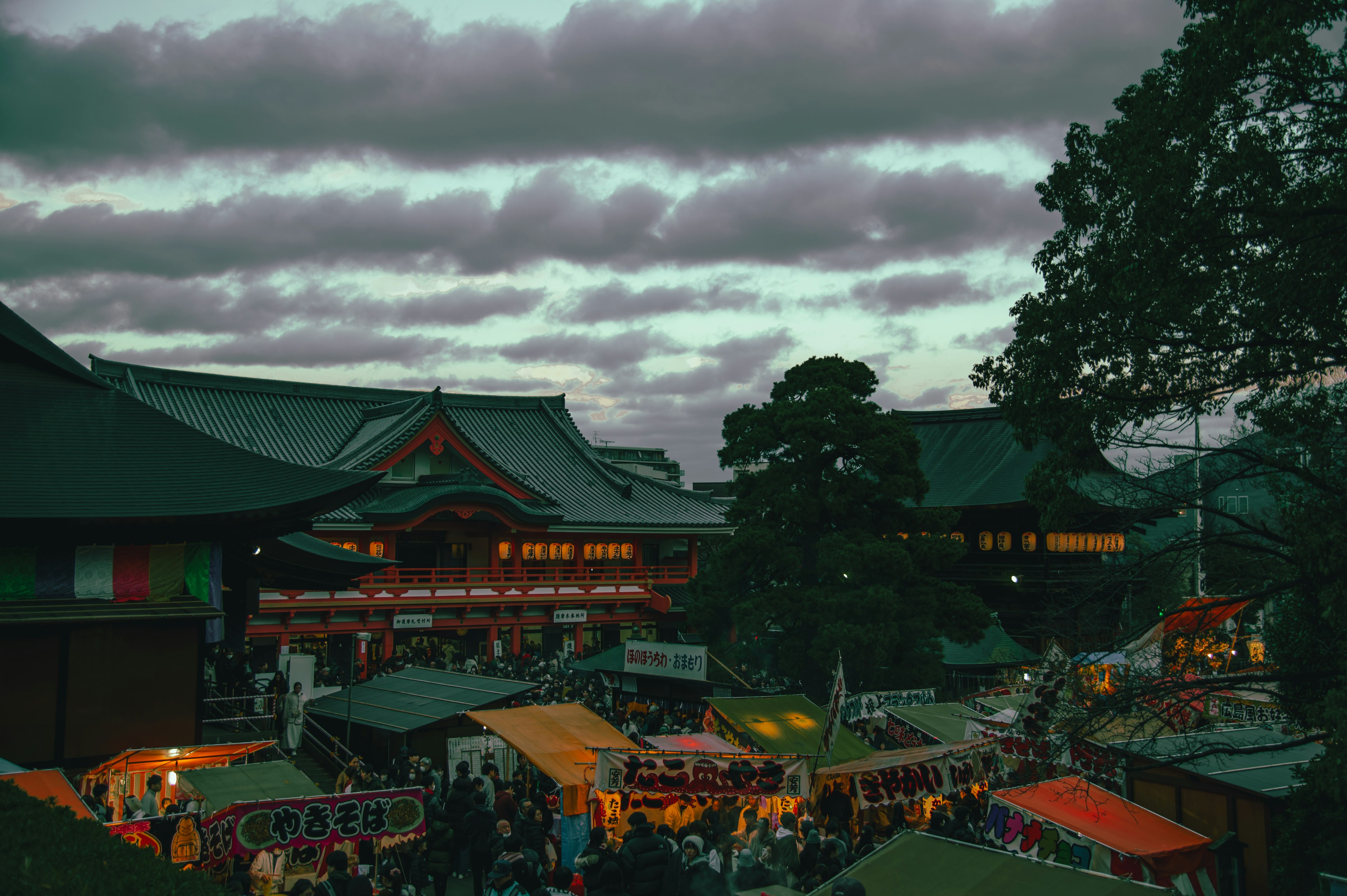 Escena de mercado al atardecer con edificios tradicionales y puestos coloridos