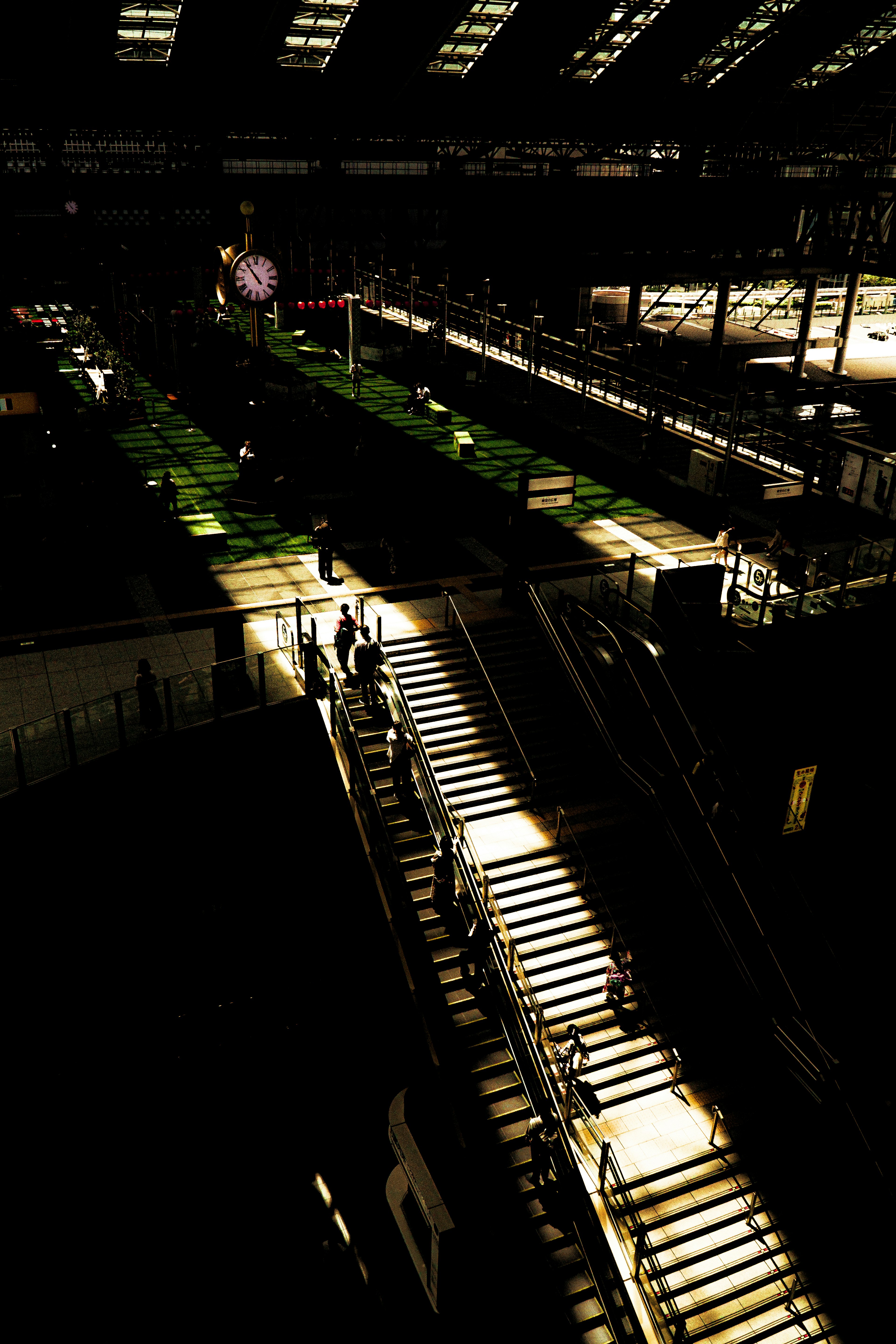 Intérieur moderne de gare avec escaliers lumineux et fond sombre