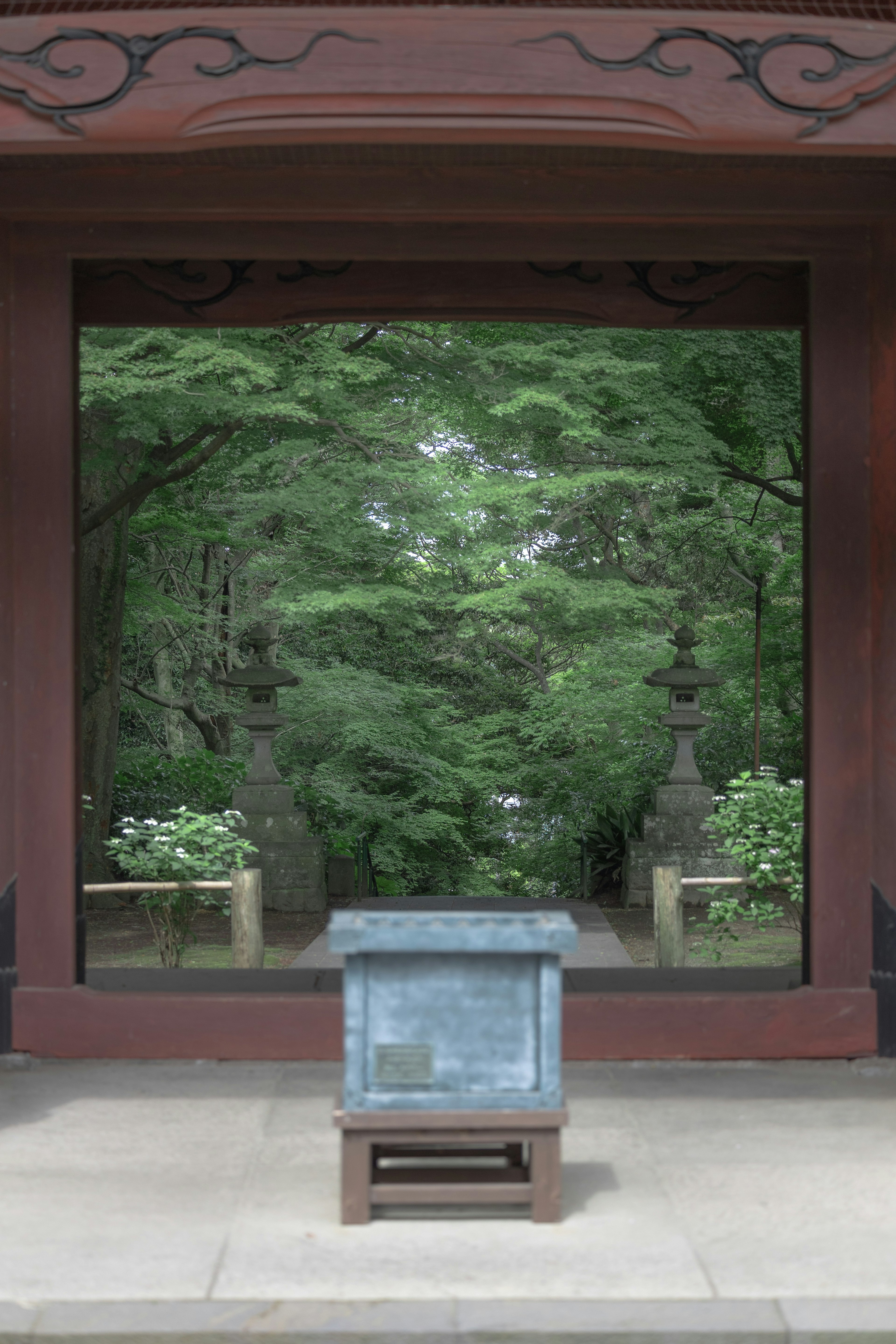 美しい庭園を背景にした木製の門と石の箱