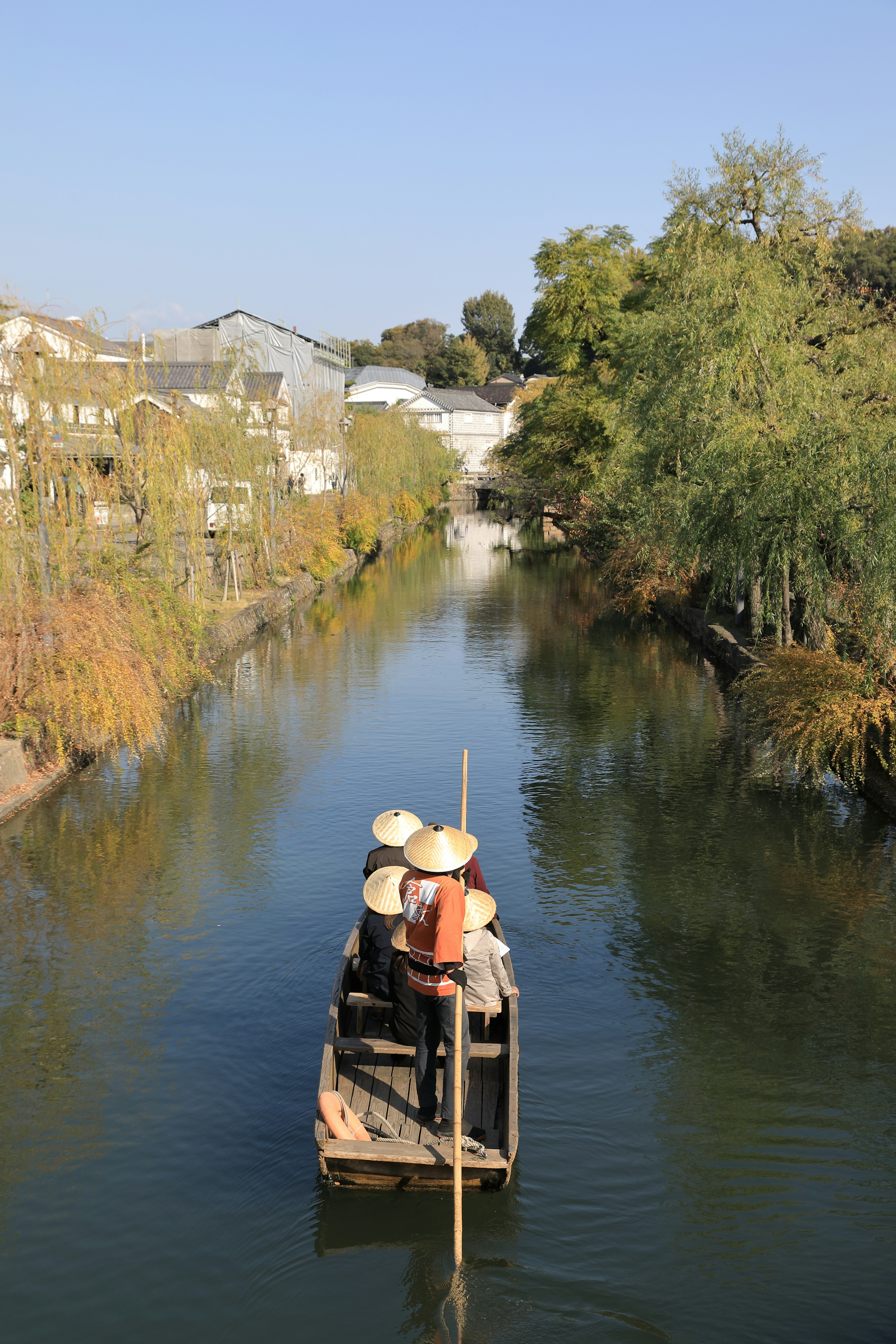 Ein kleines Boot, das durch einen ruhigen Wasserweg mit Passagieren gleitet