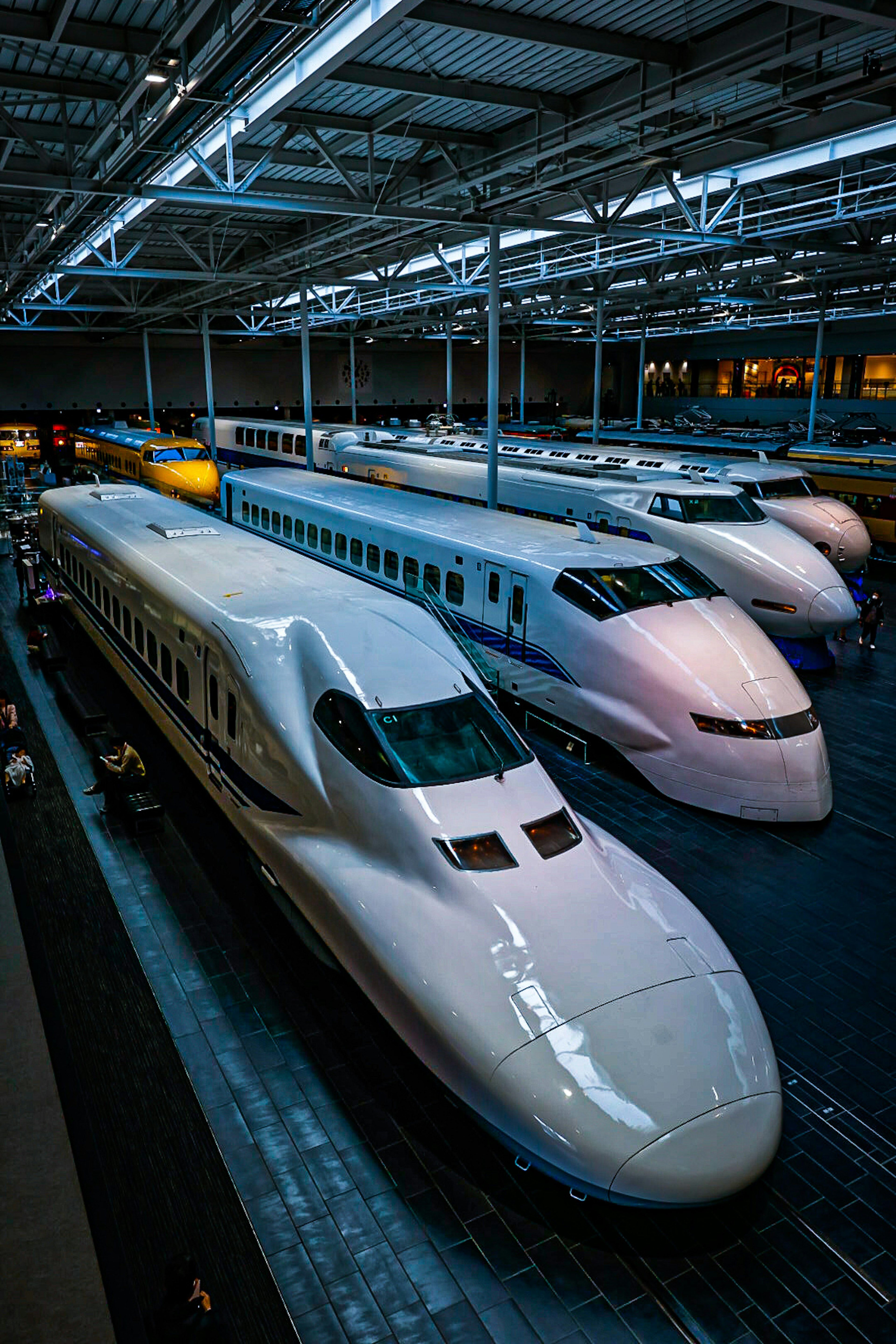 Innenraum eines Museums mit Shinkansen-Zügen