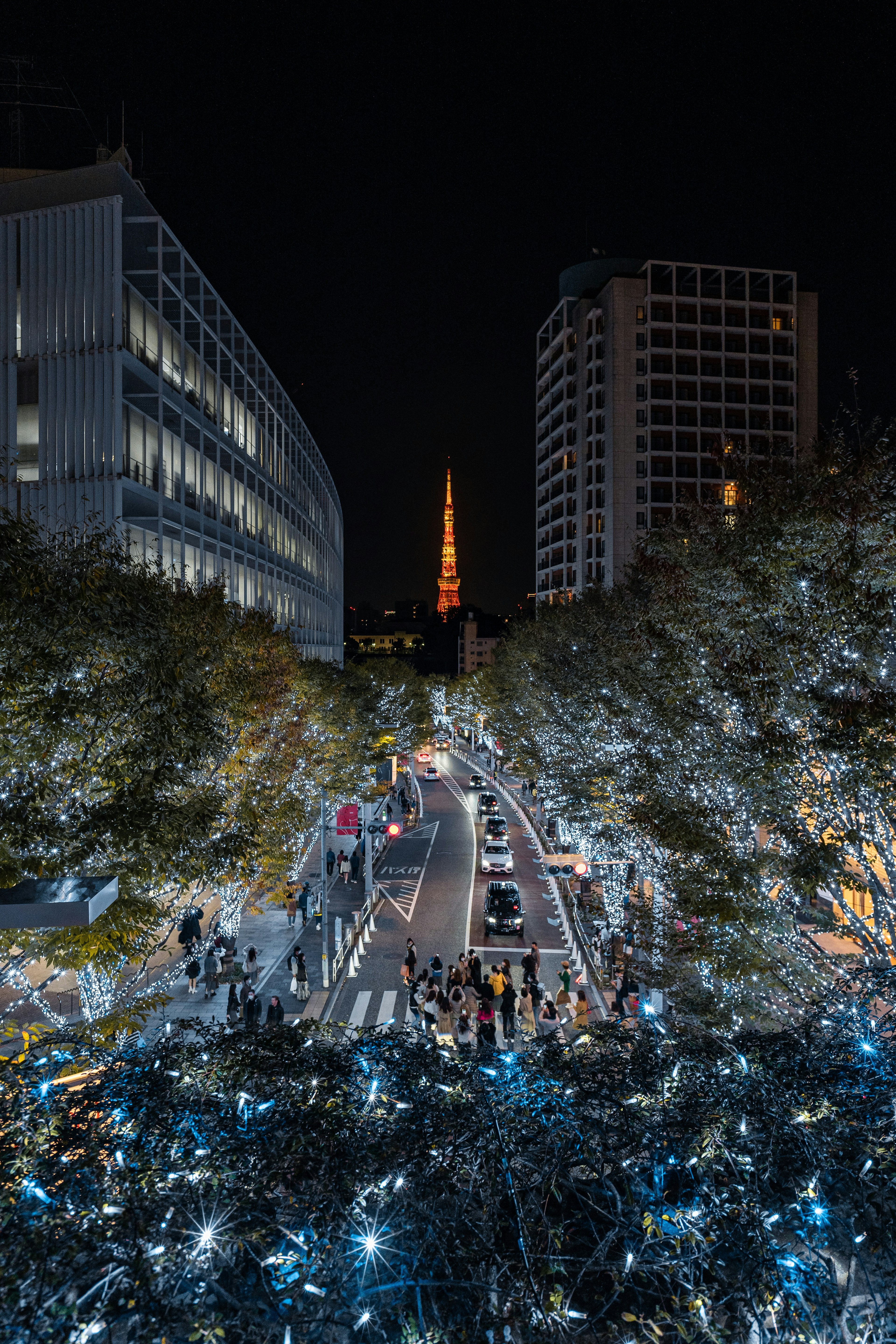 Vue nocturne de Tokyo avec la tour de Tokyo illuminée parmi les bâtiments de la ville