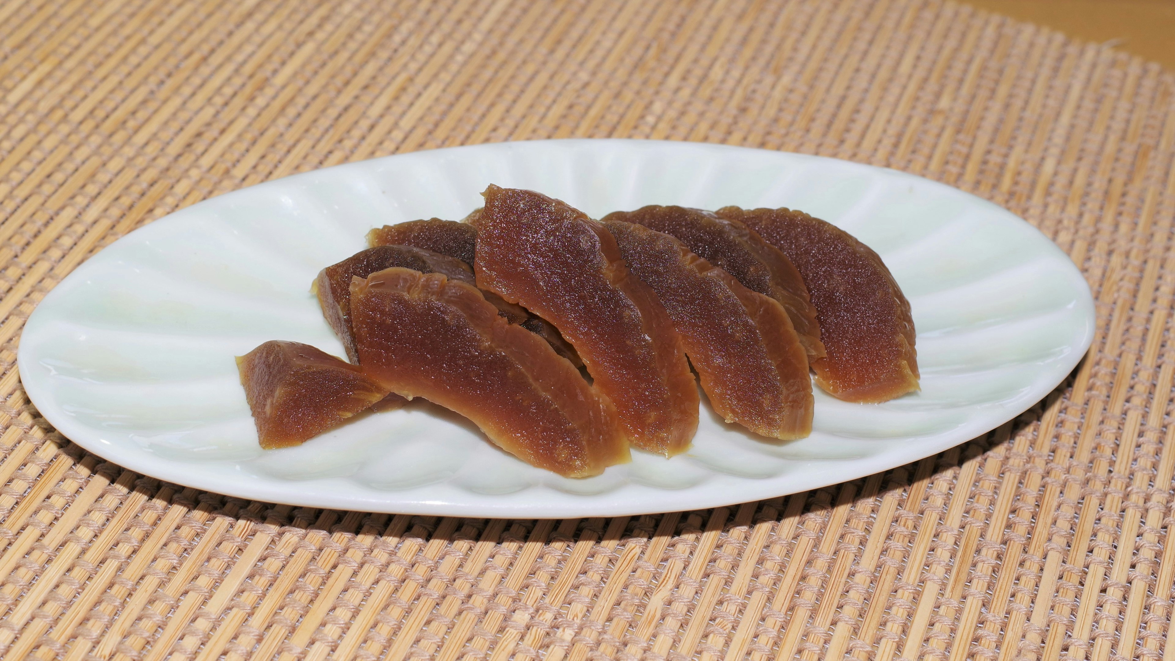 Rebanadas de fruta seca dispuestas en un plato blanco