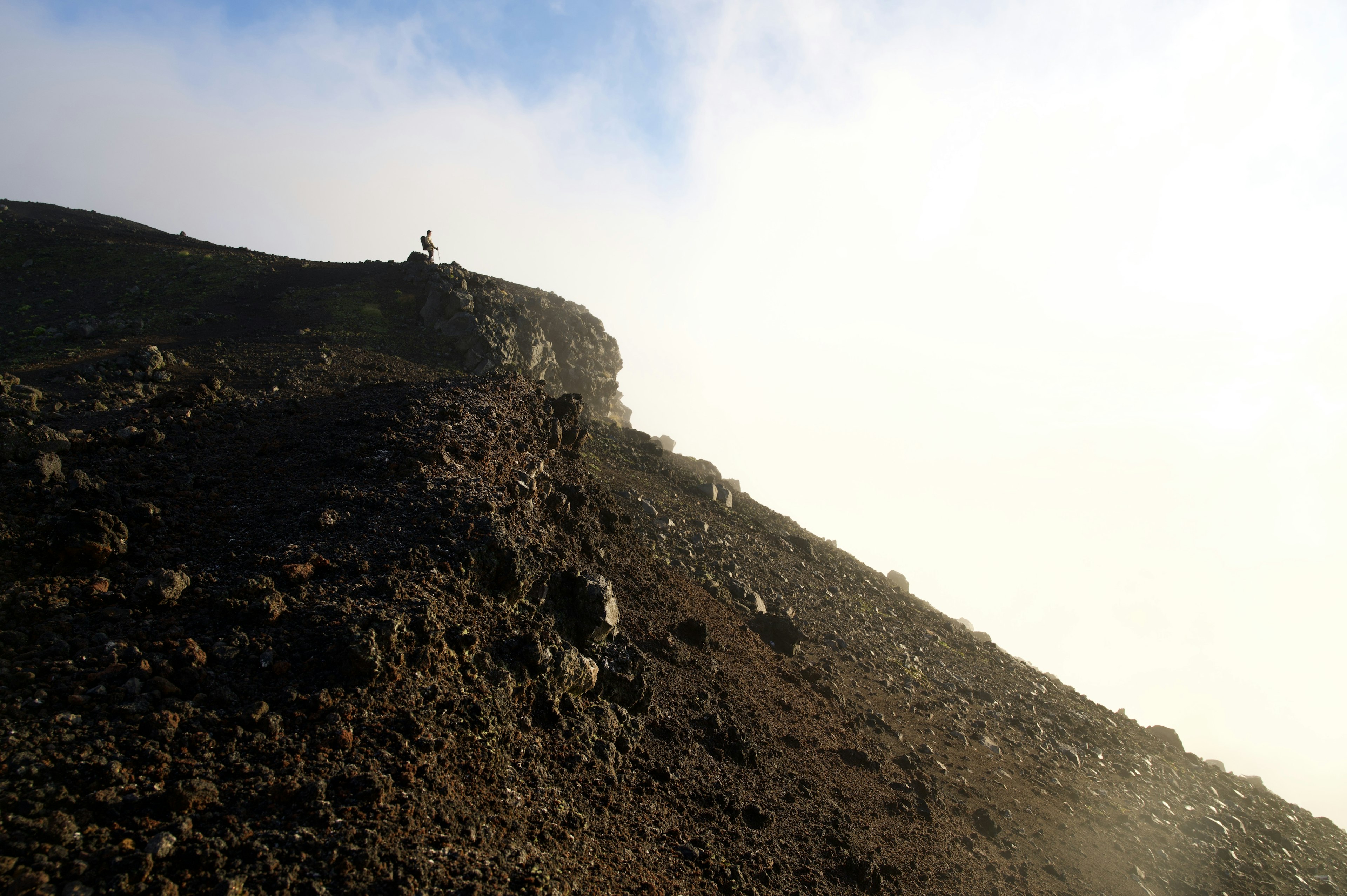 Paesaggio vicino alla cima della montagna avvolto nella nebbia