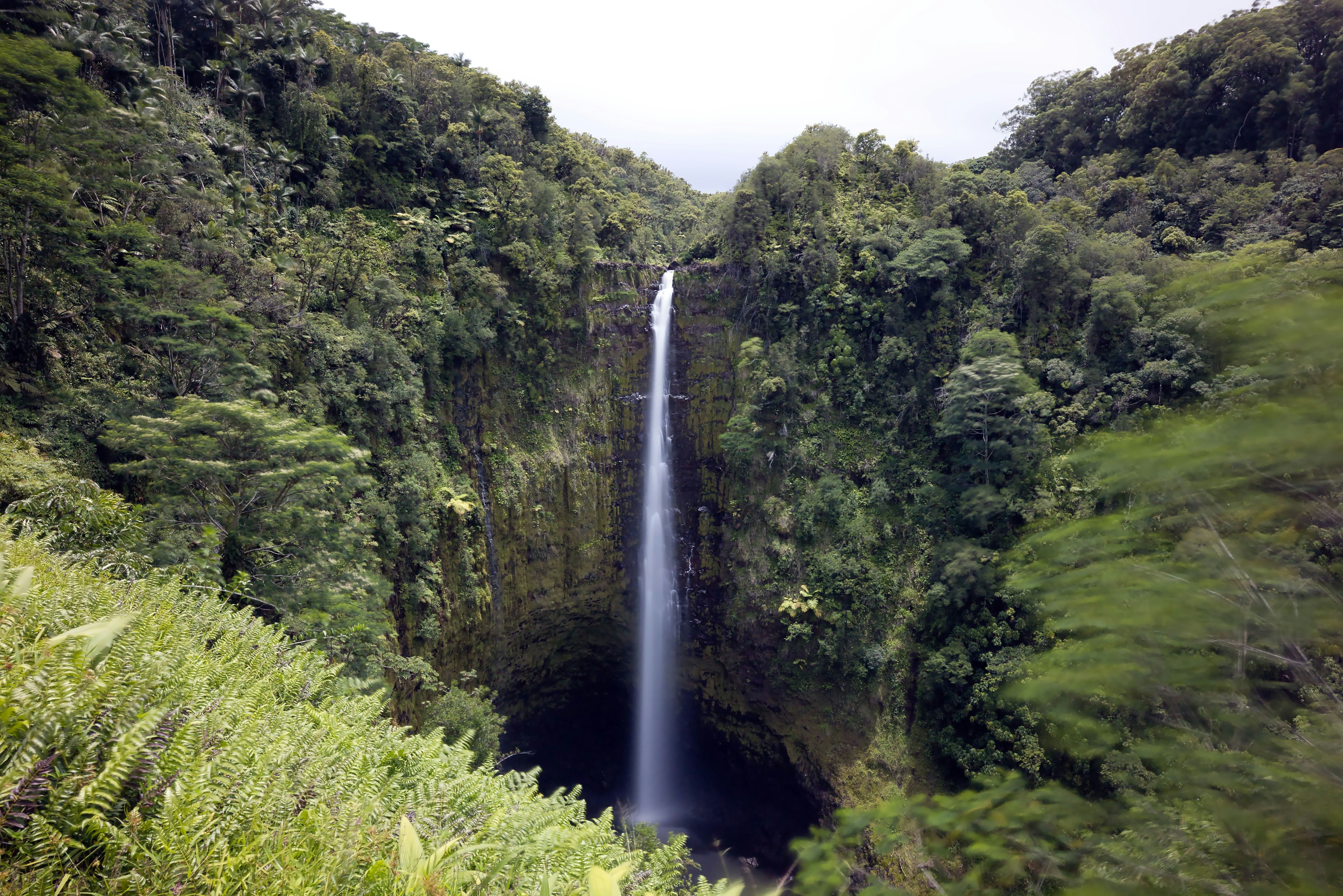 Hermosa cascada en un valle verde