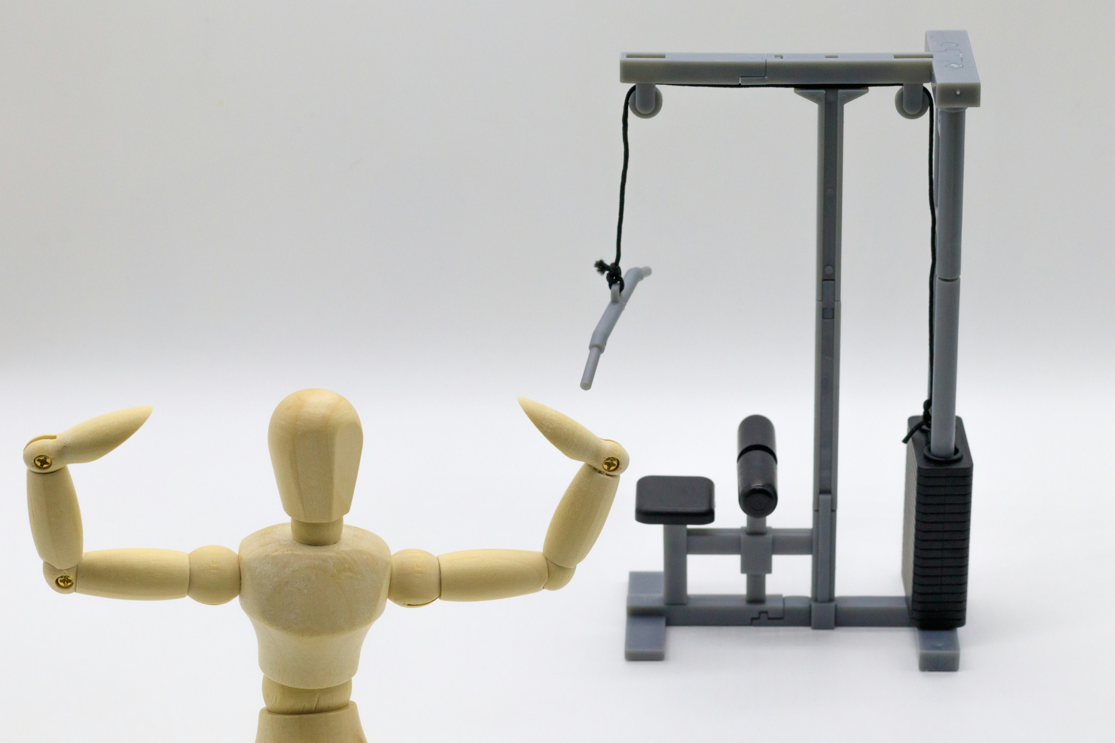 Une figurine posant devant un équipement de gym montrant l'entraînement de force