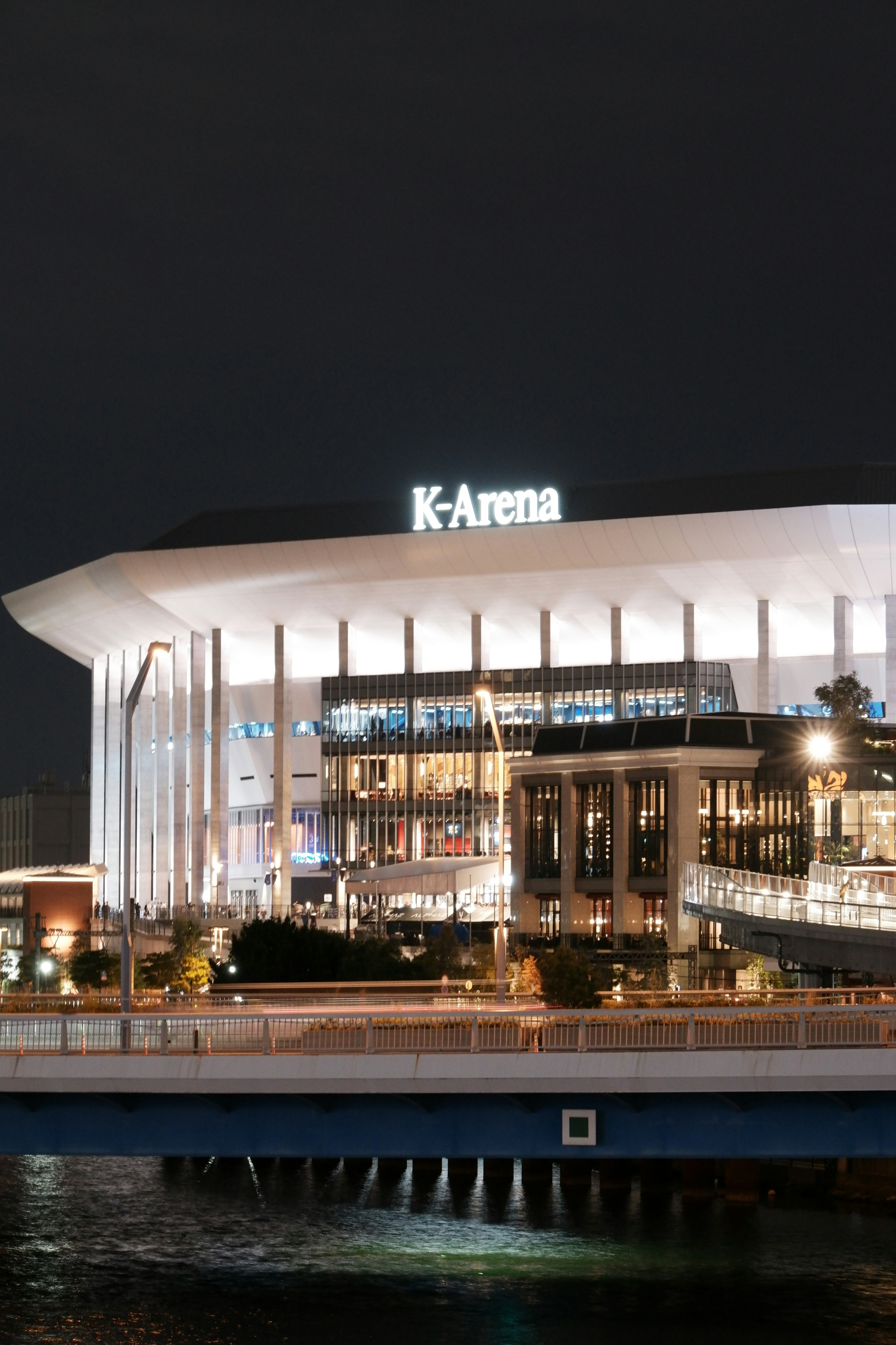 Kアリーナの夜景と現代的な建築デザイン