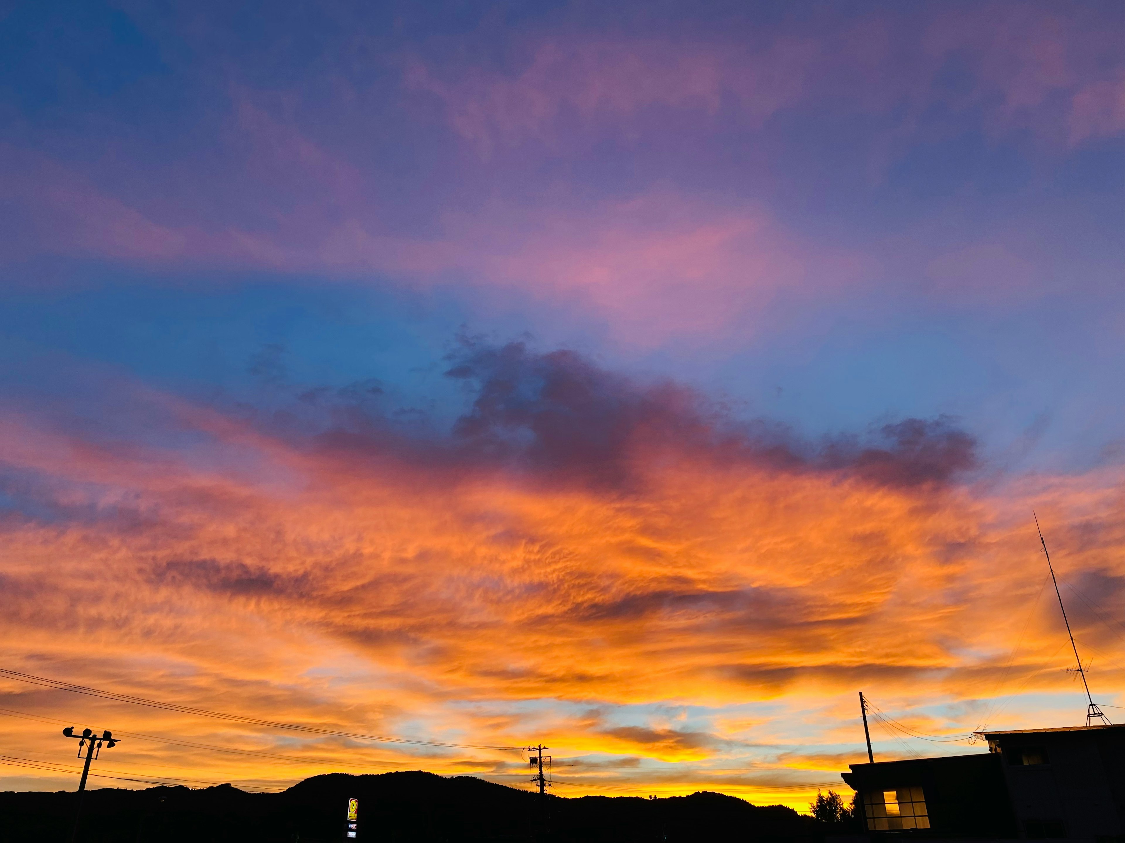 美しい夕焼け空の風景で、紫とオレンジの色合いが広がる