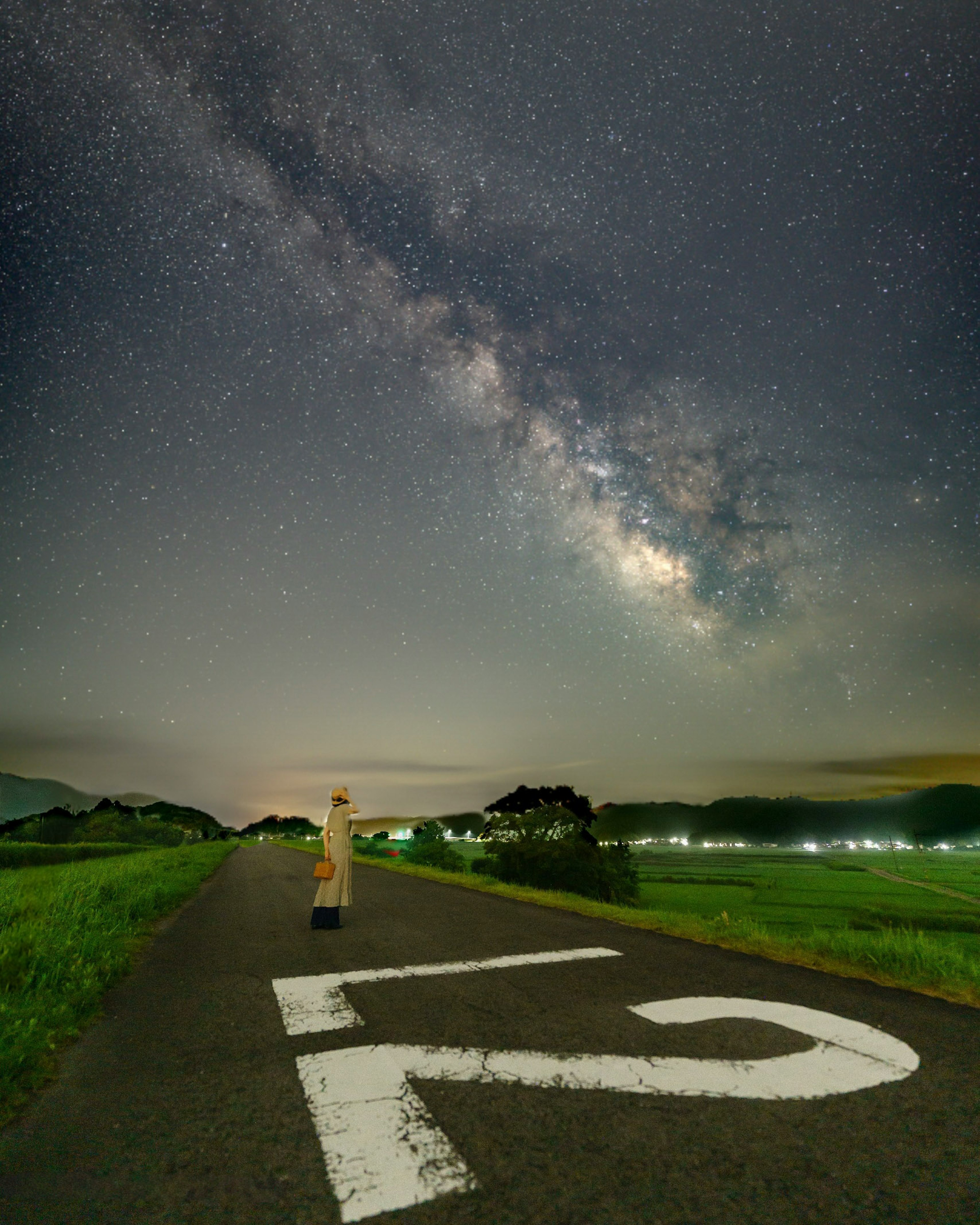 夜空に輝く天の川と道路に描かれた数字の近景