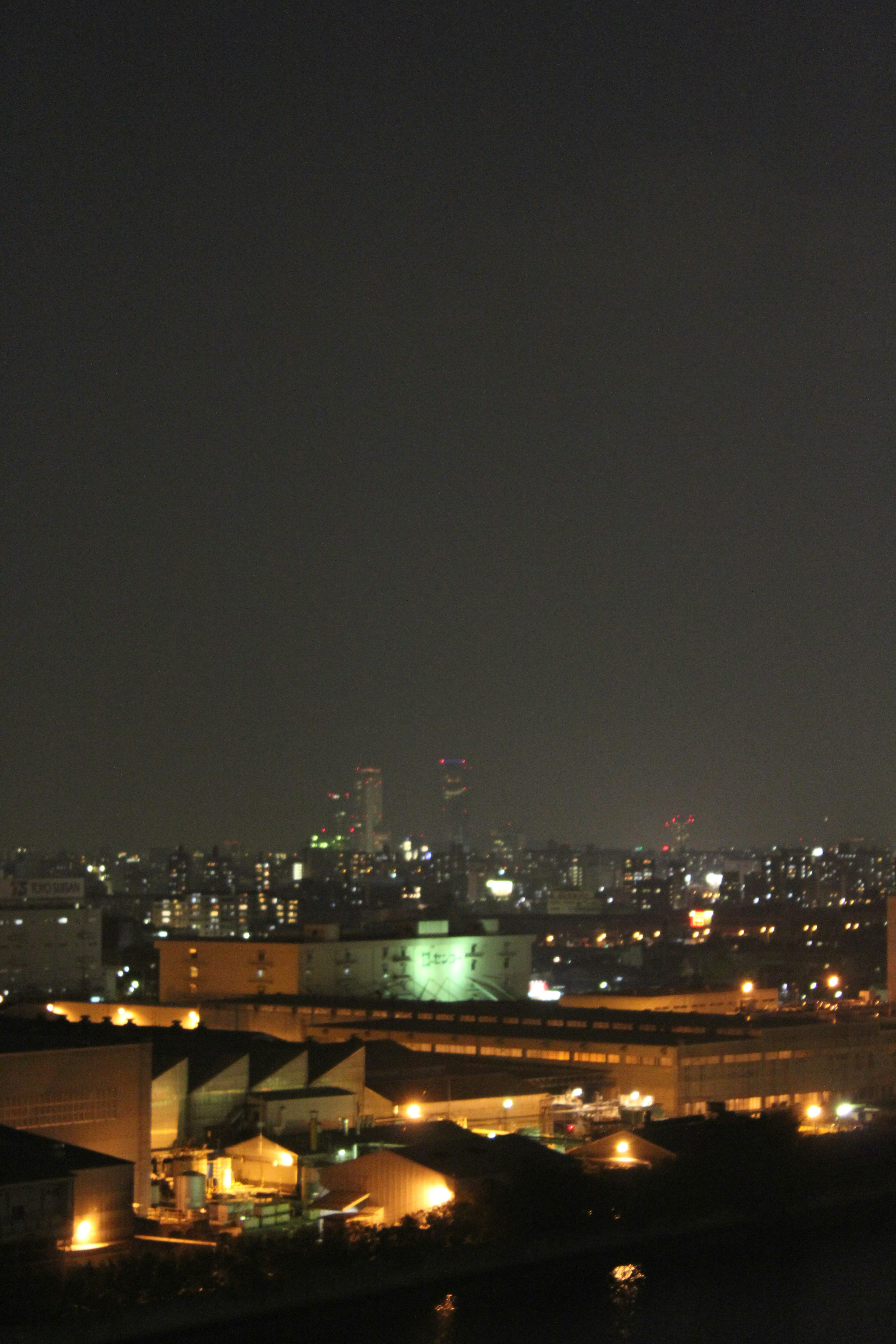 夜の都市の風景 背景に高層ビルと明かりが点在する