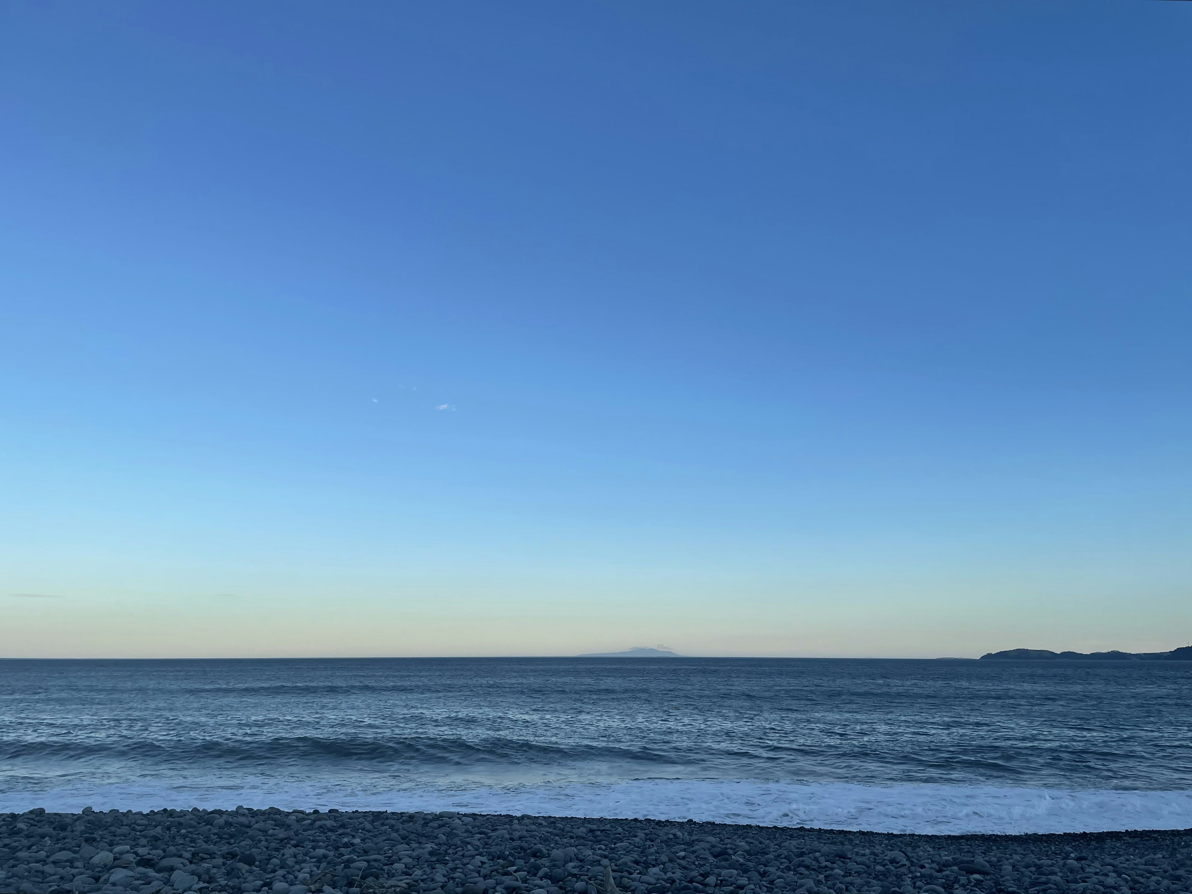 青い空と穏やかな海が広がる風景