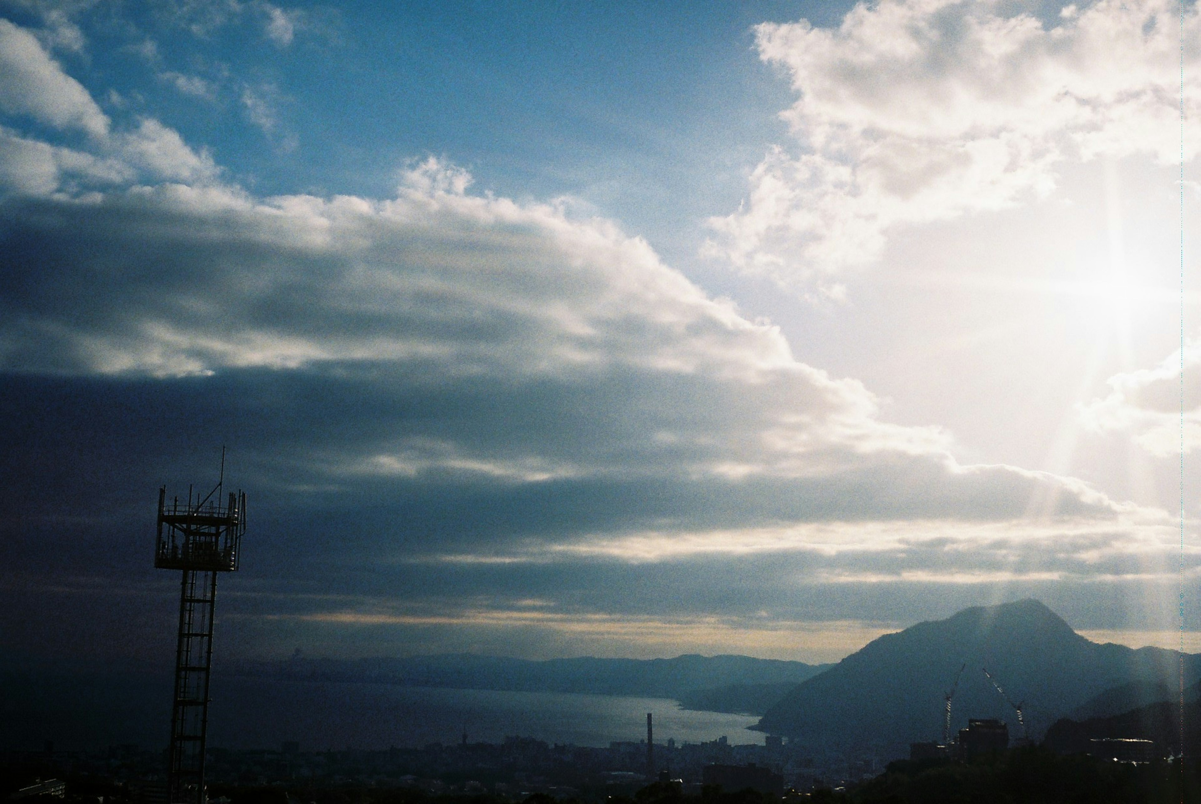 青空と雲の美しい風景に照らされた山と湖