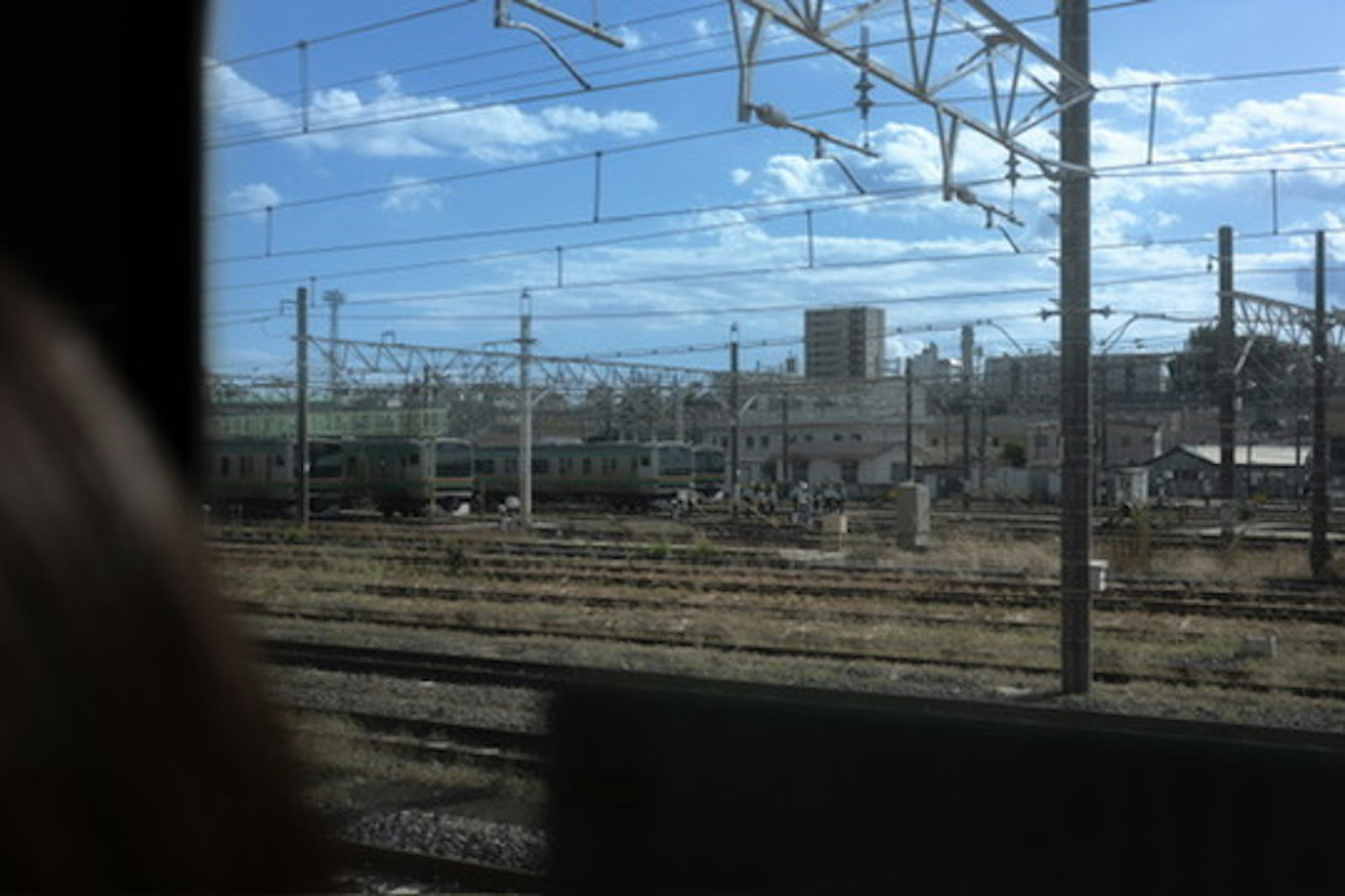 Vue des voies ferrées et du ciel bleu depuis une fenêtre de train