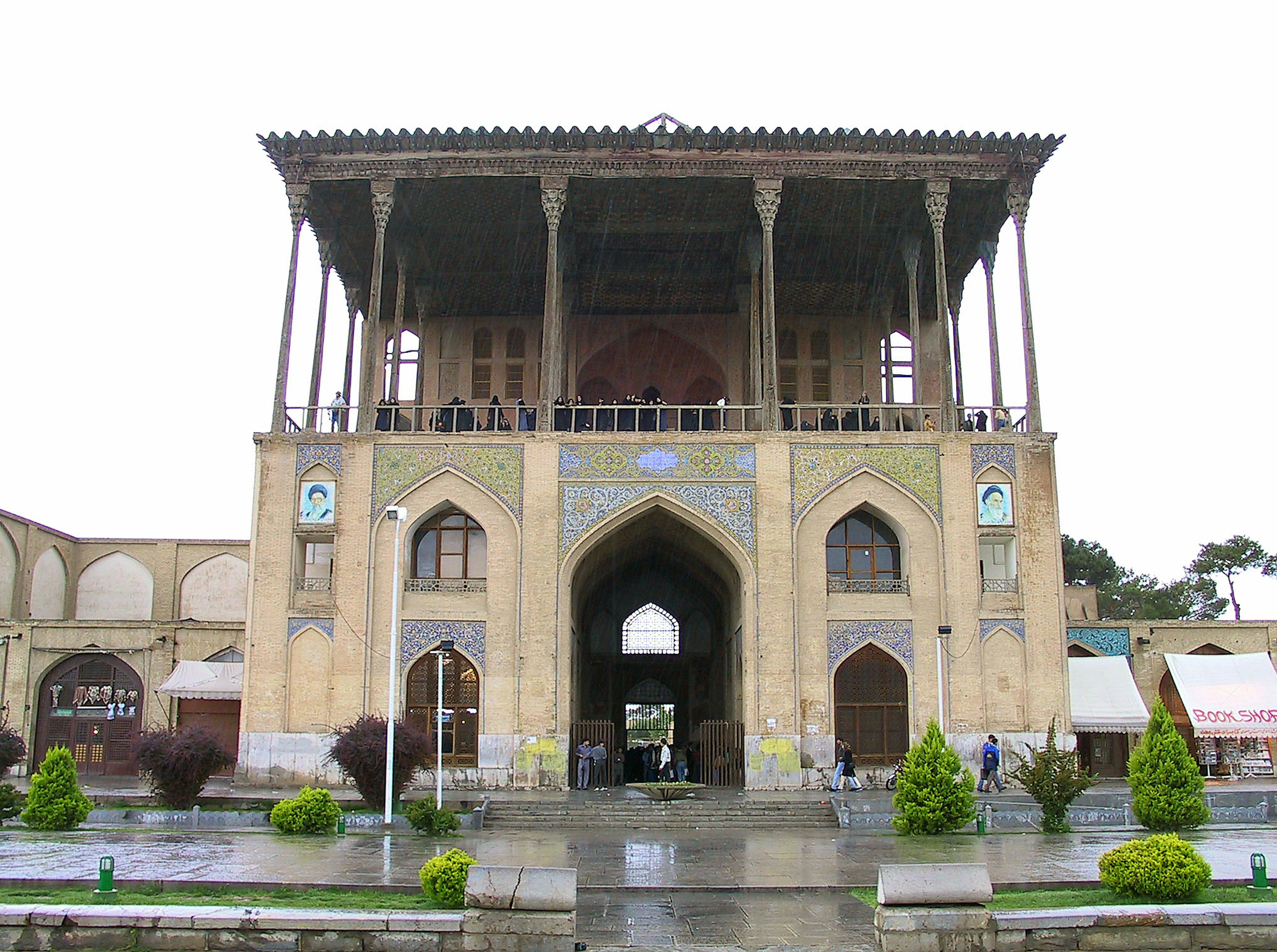 Façade d'un bâtiment historique avec une entrée en arc et une architecture complexe