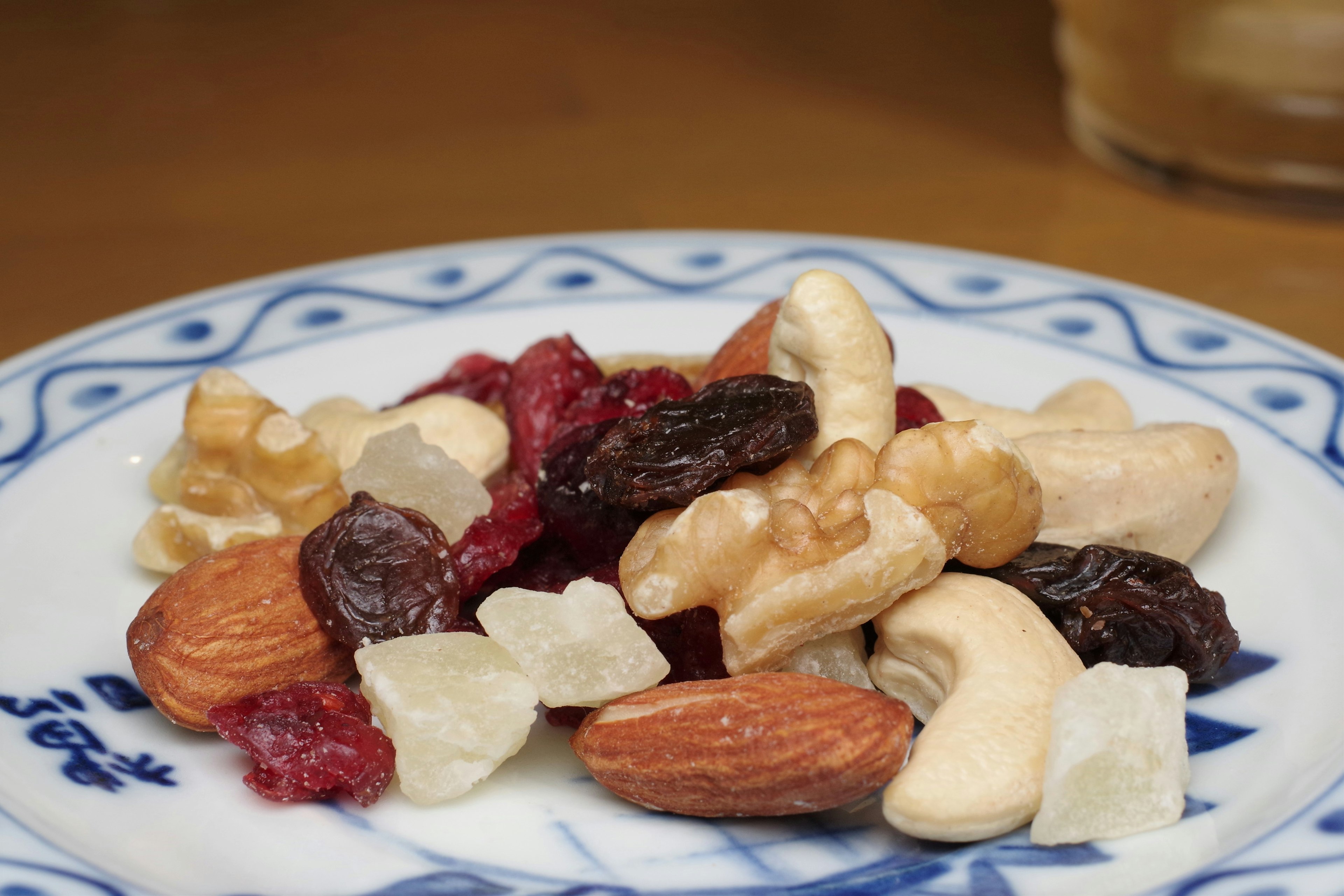 Une assiette avec un mélange de noix et de fruits secs