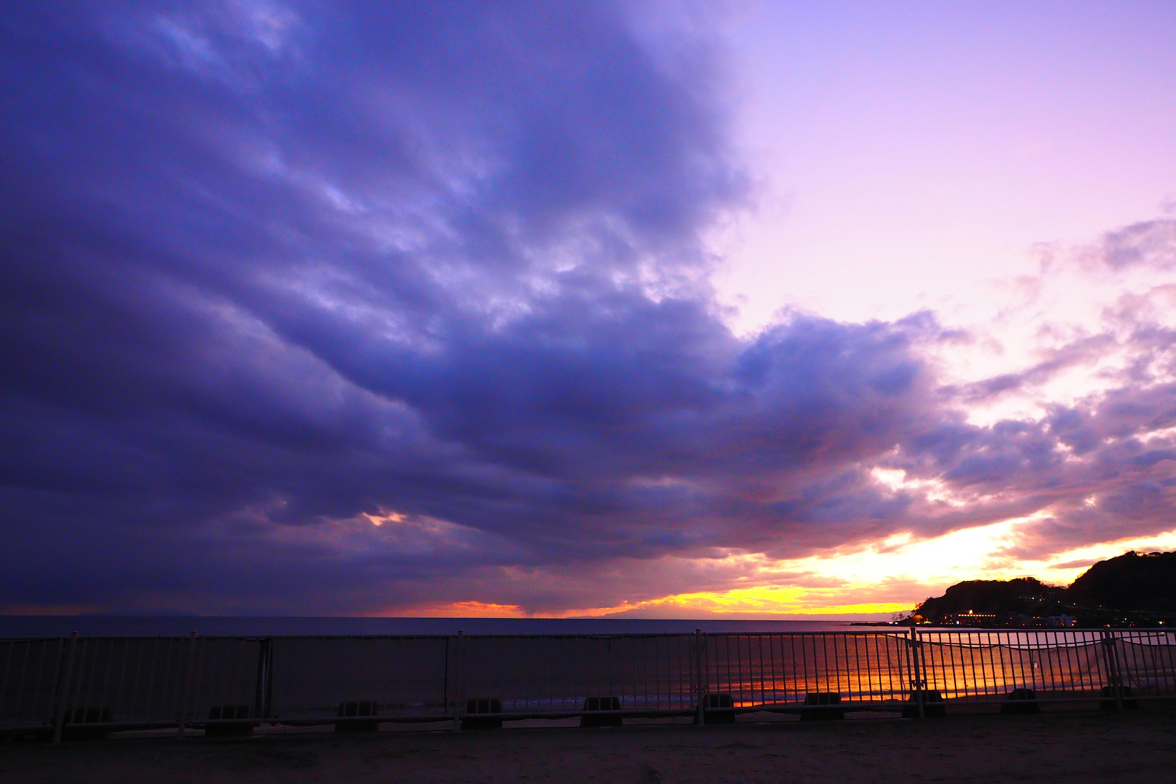 Coucher de soleil vibrant sur l'océan avec des teintes violettes et orange