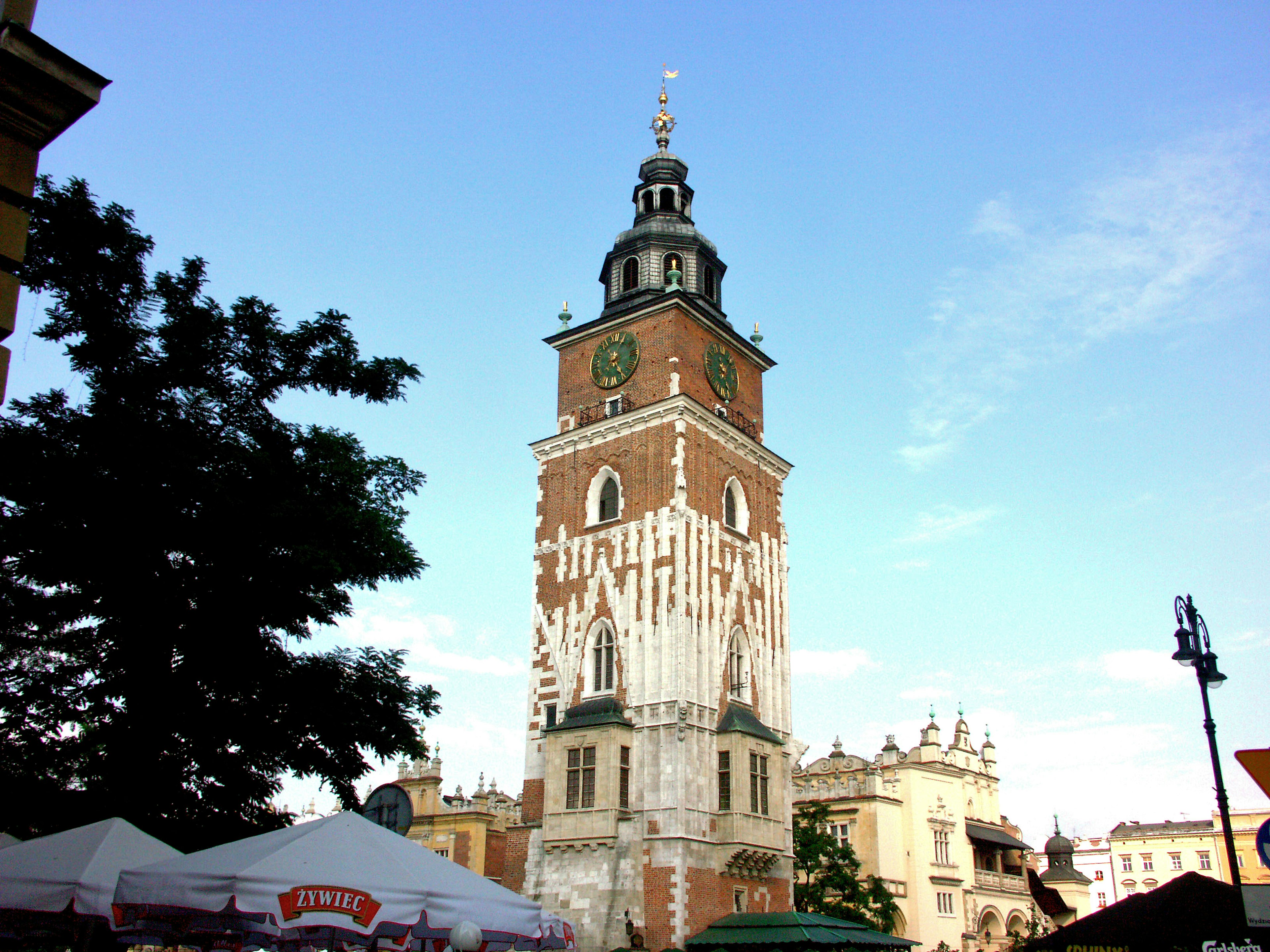 Menara Balai Kota di Krakow berdiri di bawah langit biru