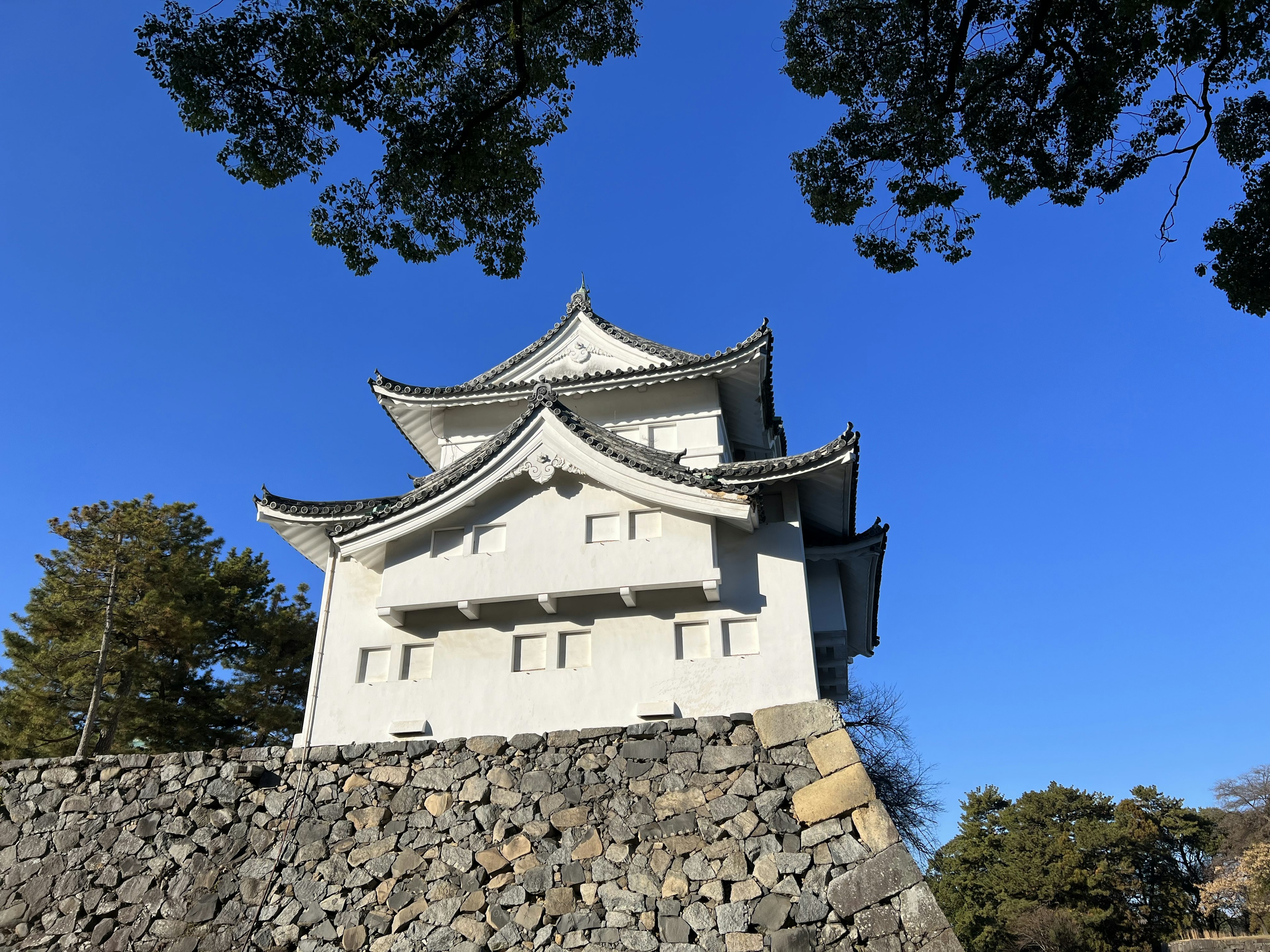 Estructura de castillo blanco contra un cielo azul claro