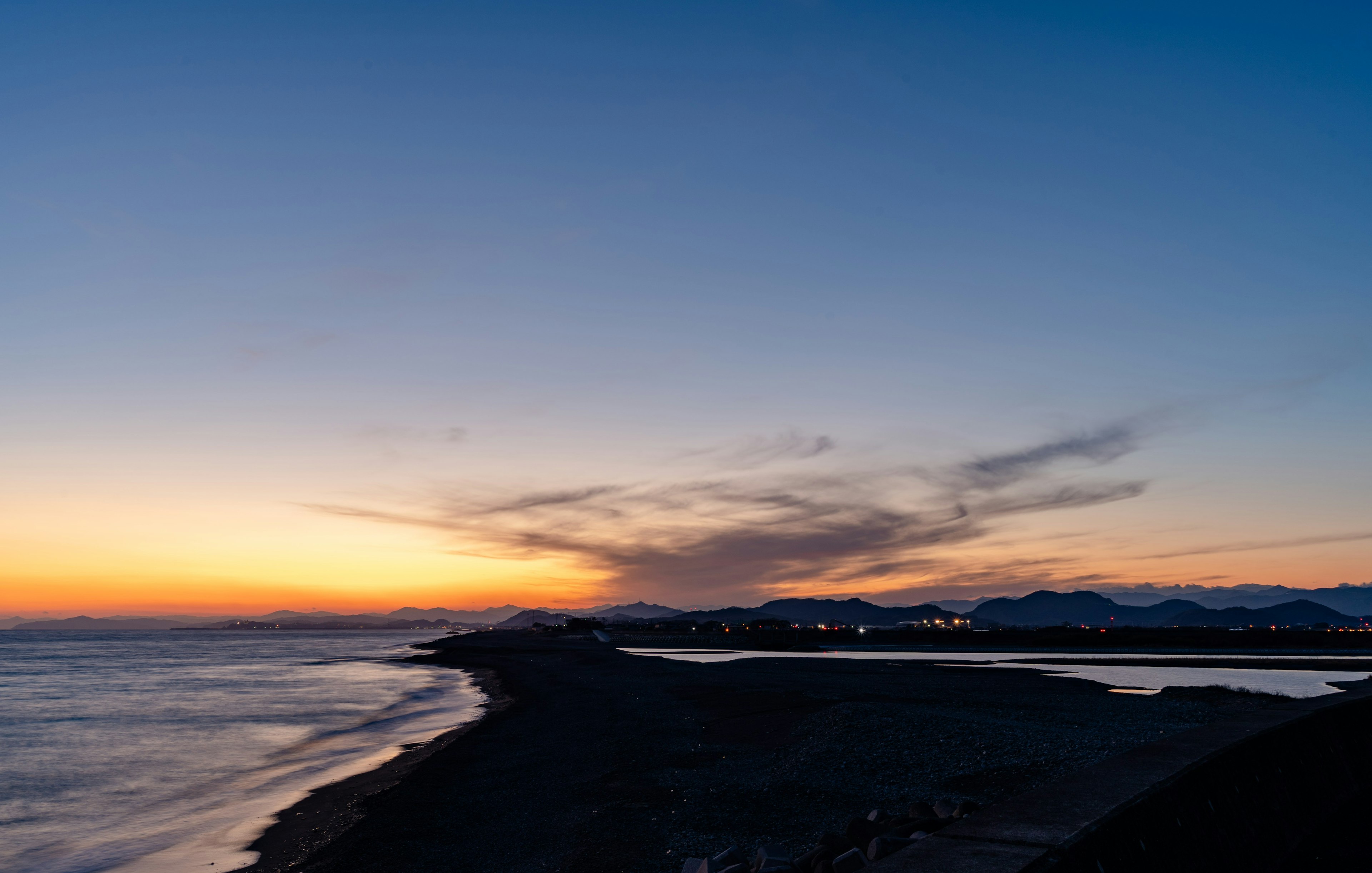 Schöne Küstenlandschaft bei Sonnenuntergang mit buntem Himmel