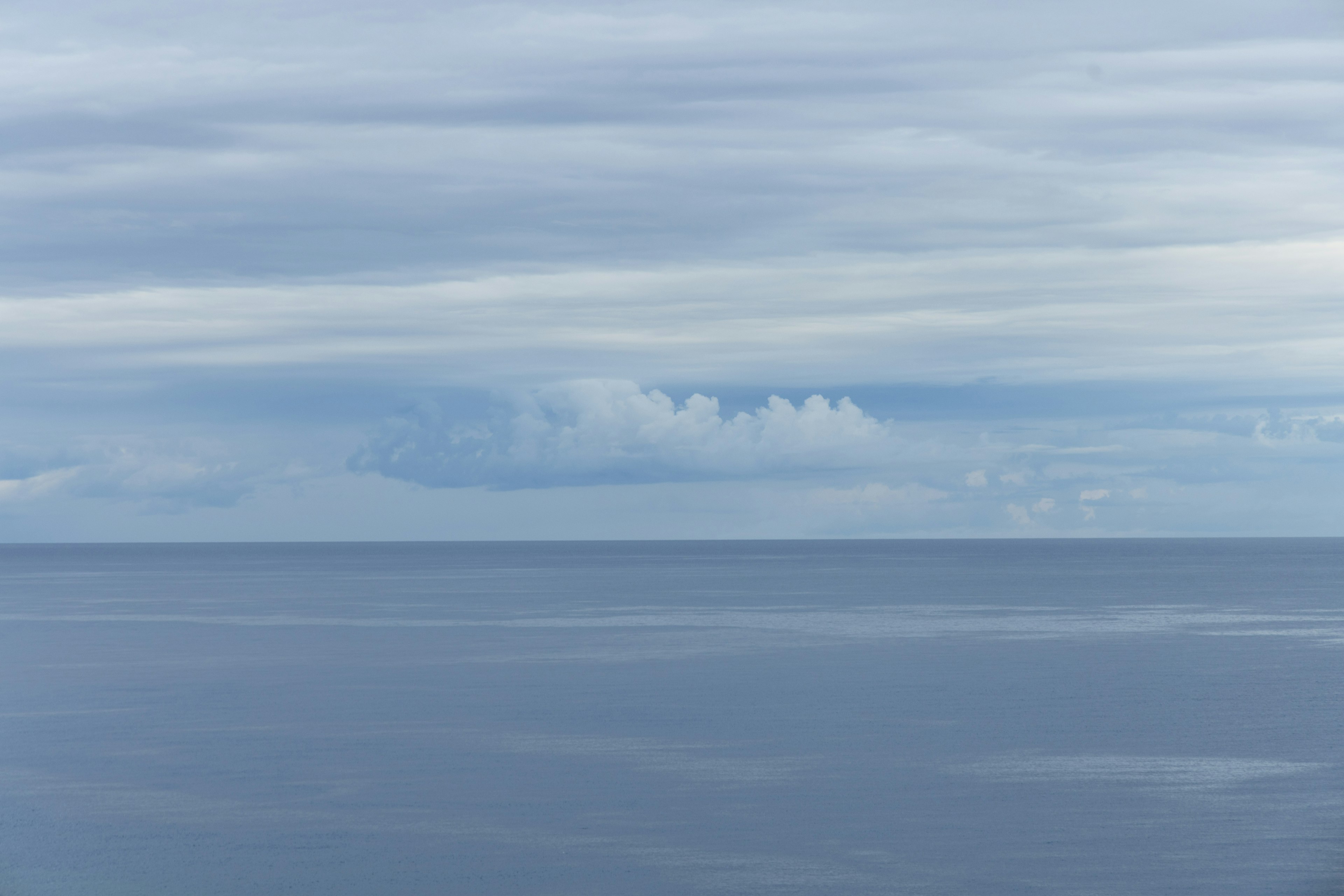 青い海と雲が広がる穏やかな風景