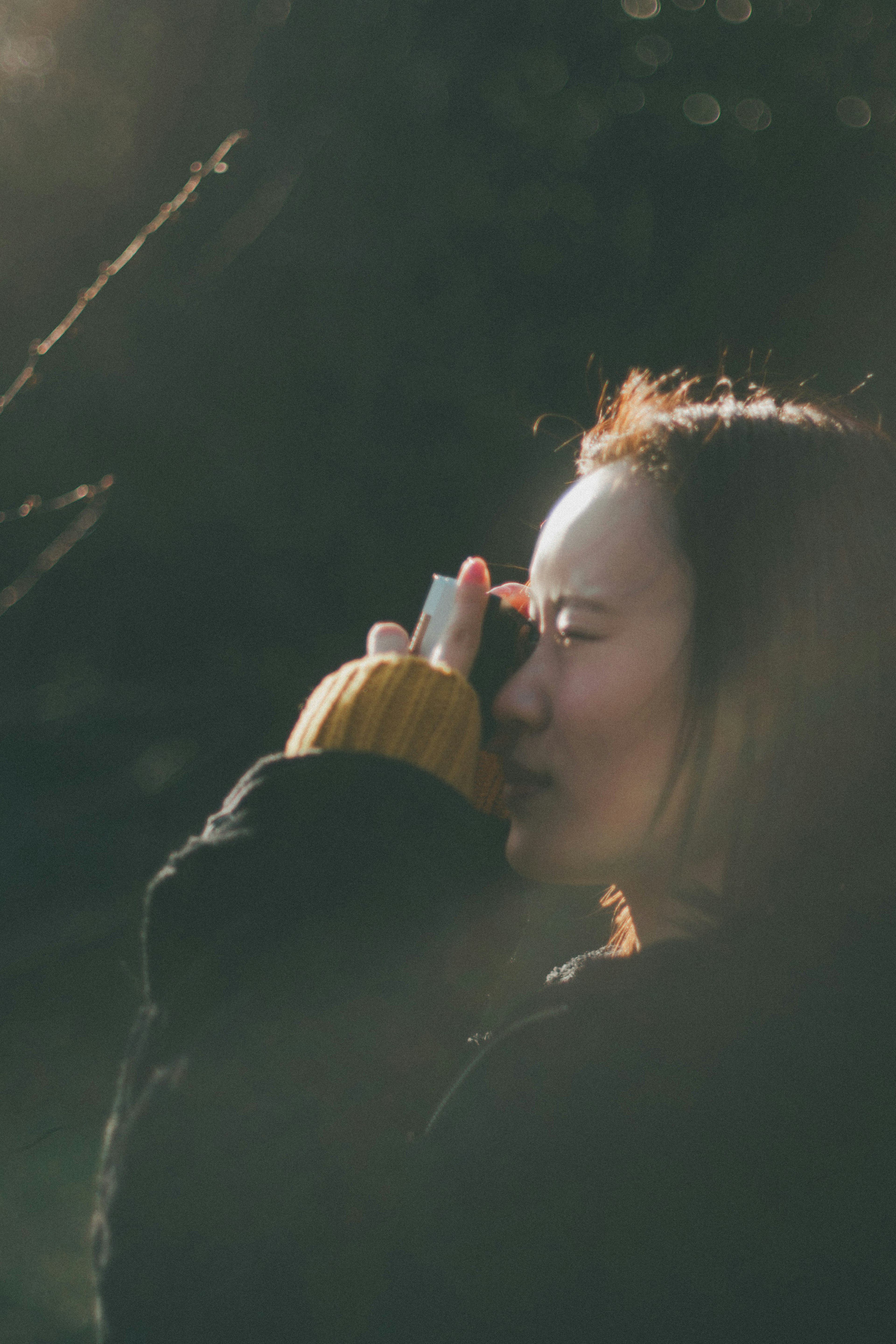 若い女性がカメラを持って写真を撮影している風景