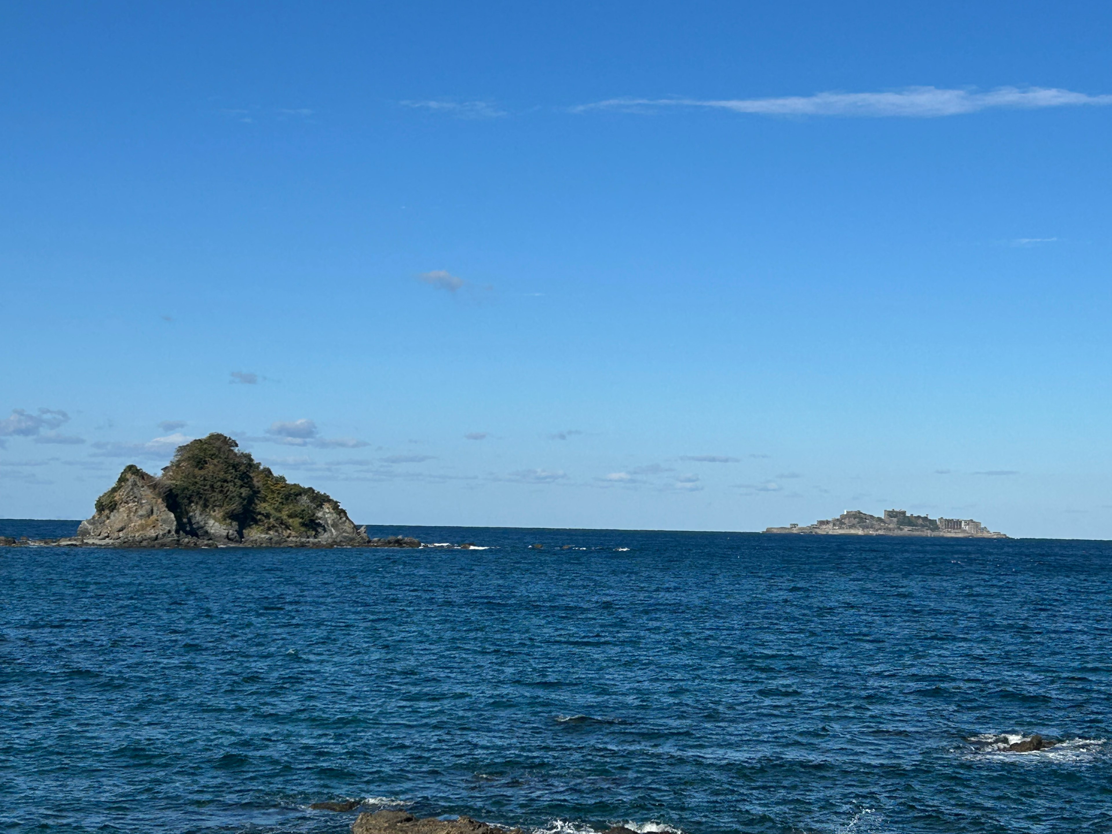 兩座島嶼在晴朗的藍色海洋中